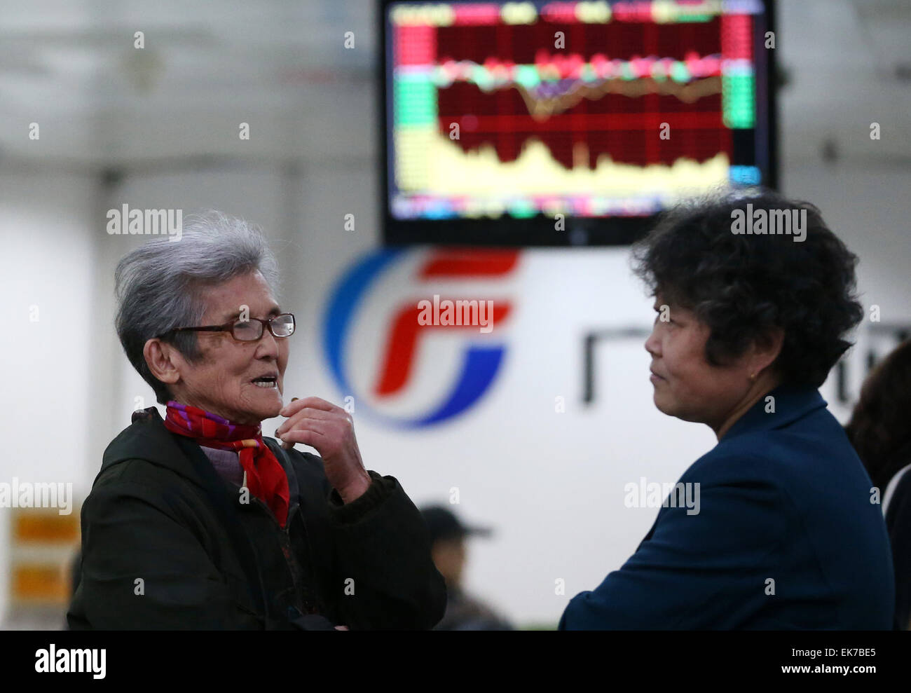 (150408) -- Shanghai, 8 aprile 2015 (Xinhua) -- gli investitori guardano attraverso le scorte informazioni a una sala di trading di titoli di una società a Shanghai in Cina orientale, Aprile 8, 2015. Le riserve cinesi si è conclusa superiore su Mercoledì con il benchmark Shanghai Composite Index fino a 0,84 percento di finire a punti 3,994.81. La Shenzhen indice componente guadagnato 0,53 percento per chiudere a 13,841.72 punti. L'indice ChiNext, tracciamento della Cina di Nasdaq-scheda di stile di crescita delle imprese, immerso da 2,68 percento a fine a punti 2,488.16. (Xinhua/Pei Xin) (lfj) Foto Stock