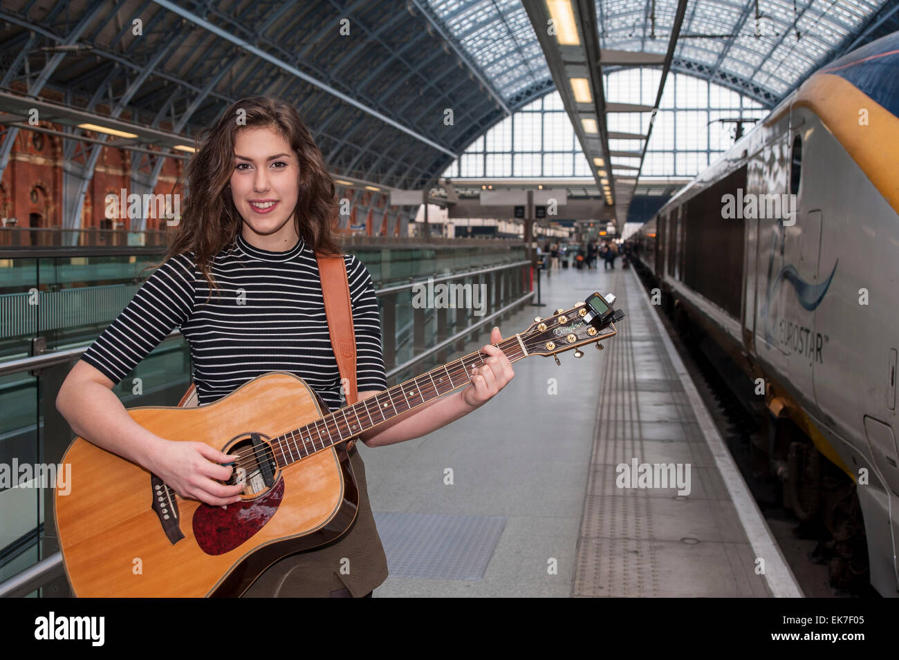 Stazione ferroviaria internazionale di St Pancras Station di Londra, Regno Unito. 8 aprile 2015. Natalie Shay, un vecchio anno 16 musicista di Enfield, a nord di Londra e una corrente studente presso il brit scuola per le arti dello spettacolo, di salire a bordo del treno Eurostar per eseguire a Parigi. Il suo viaggio viene fornito come risultato di essere insignito del premio Eurostar nonché la categoria giovanile nell ultimo anno di concerti musicista di strada concorso, organizzato da City Hall. Credito: Stephen Chung/Alamy Live News Foto Stock