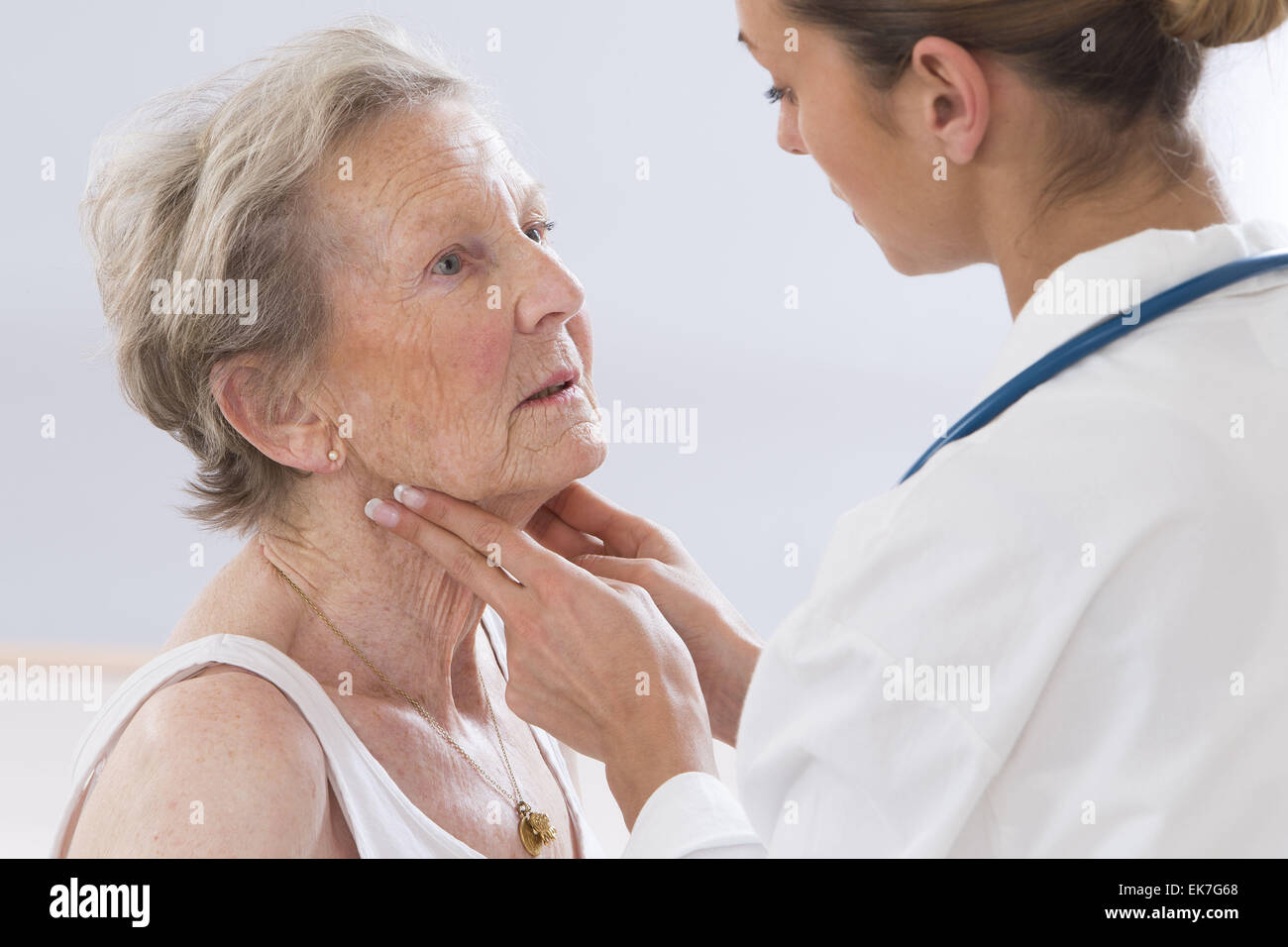 Per auscultazione donna senior Foto Stock