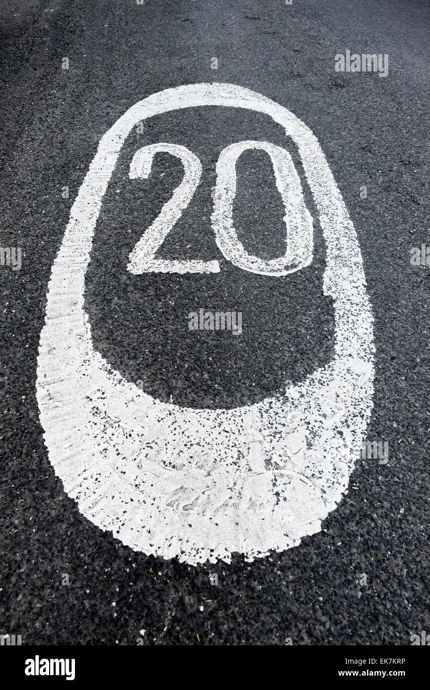 A 20mph velocità di limitazione dipinta su strada in vernice bianca. Glasgow, Scotland, Regno Unito Foto Stock