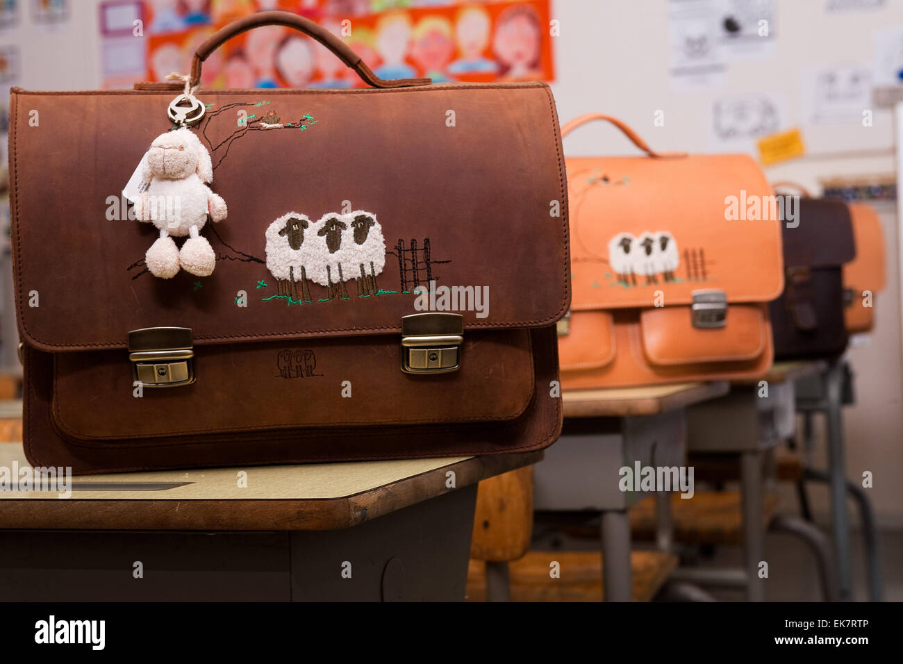 Tabella con i sacchetti Foto Stock