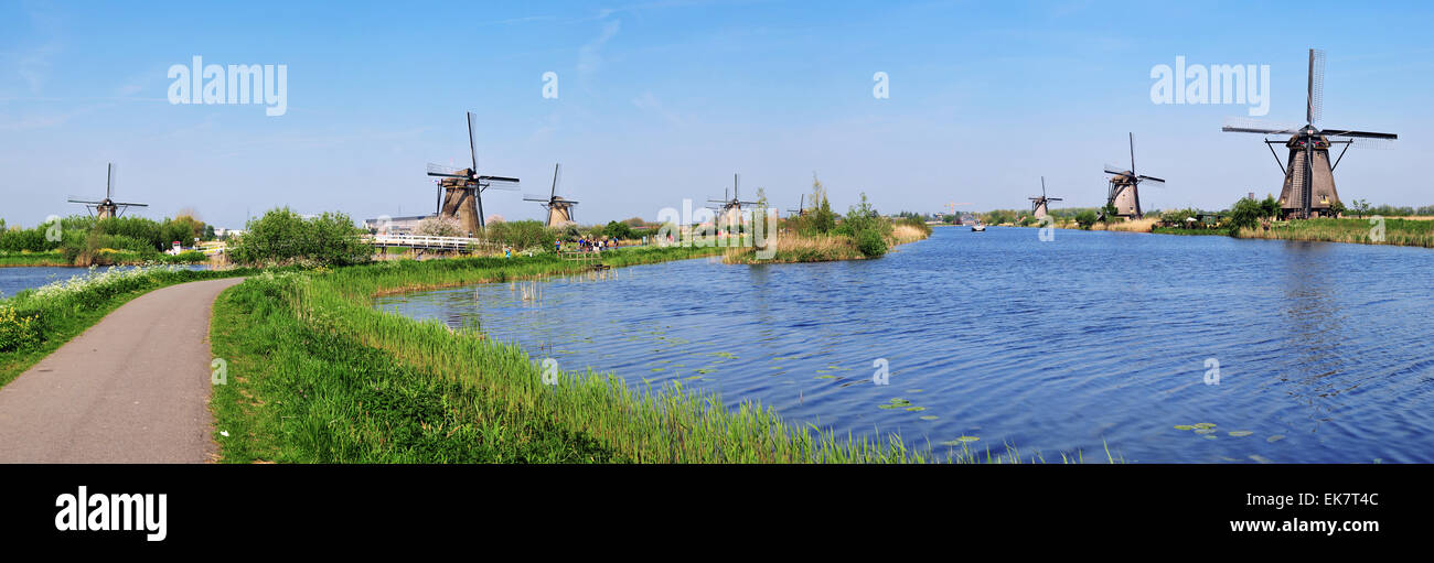 Panorama verticale di canali e mulini ad acqua Foto Stock