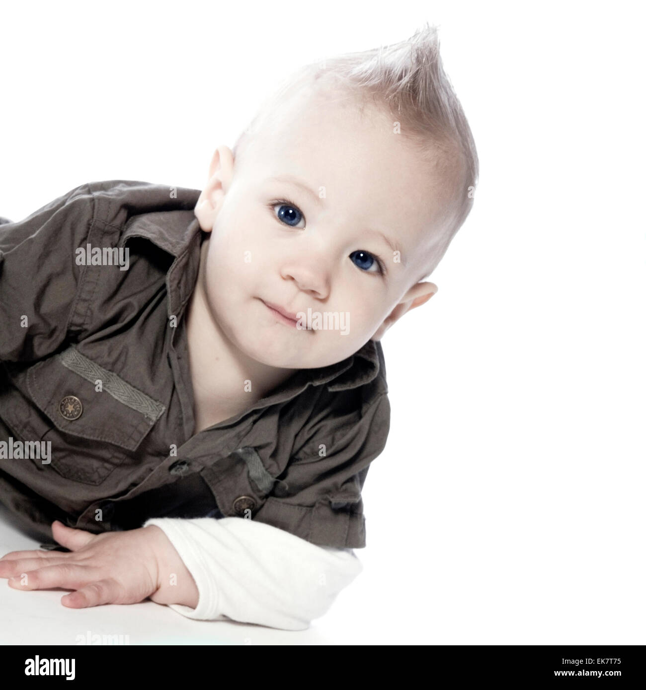 Pretty baby boy guardando curioso Foto Stock