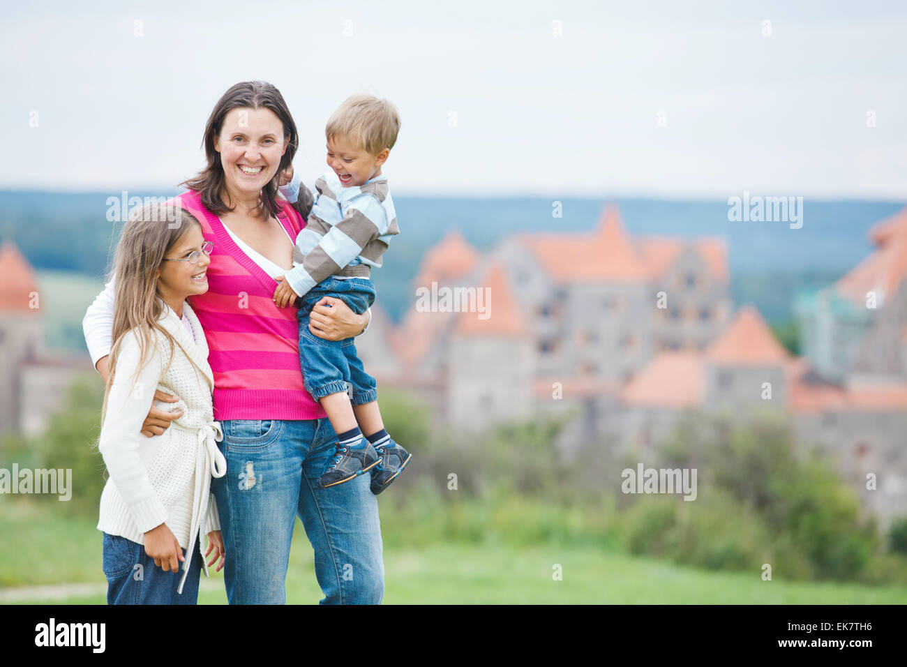 I viaggiatori. Giovane madre con i suoi due bambini Foto Stock