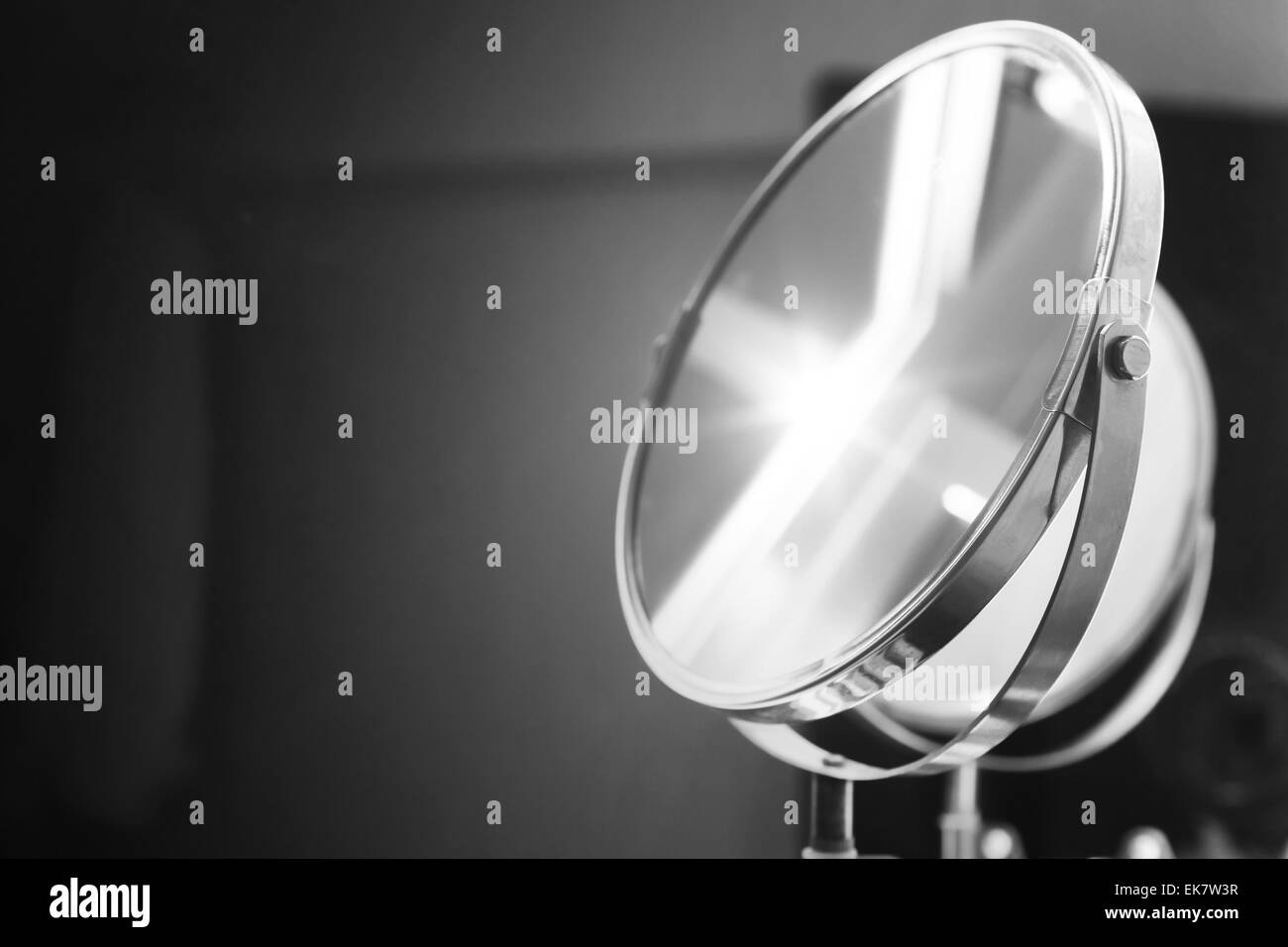 Round Specchio bagno con illuminazione, bianco e nero foto in bianco e nero Foto Stock