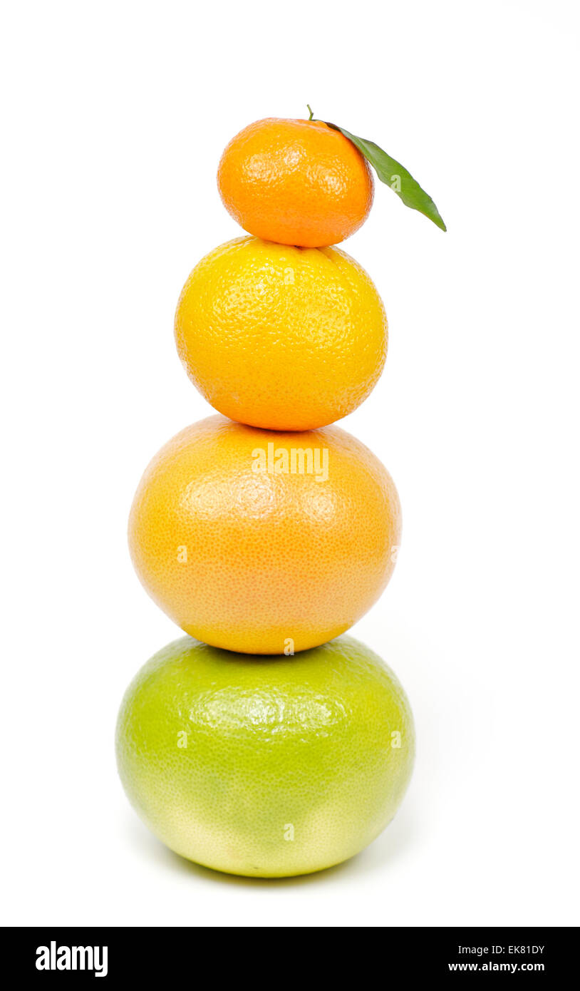 Pyramid da colpire, pompelmo, arancia e mandarino su sfondo bianco Foto Stock