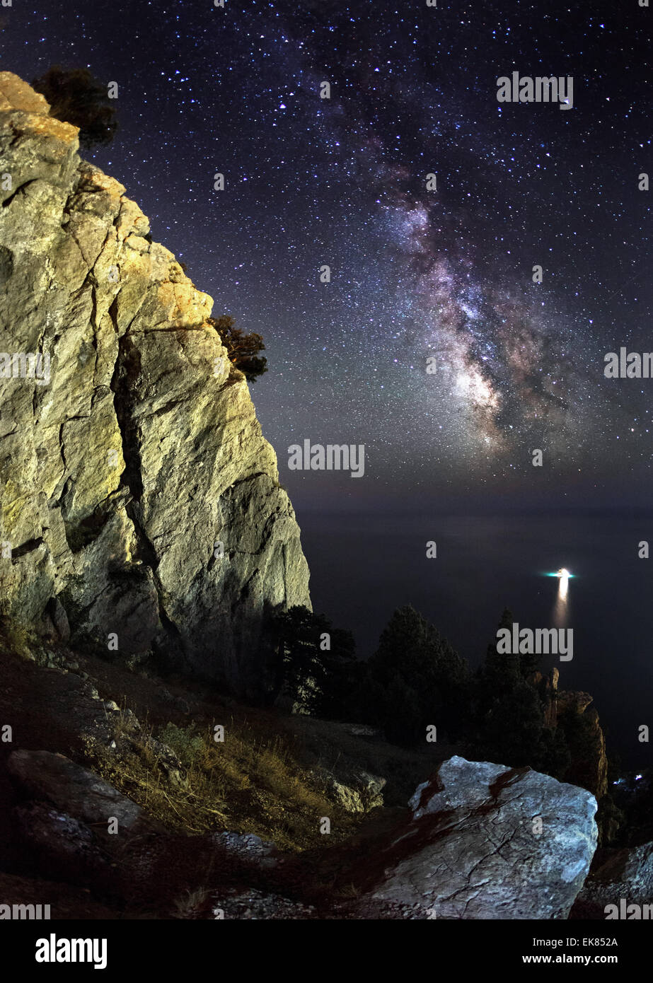 Via Lattea. Bella estate cielo notturno con stelle, mare e rocce. Montagne di Crimea Foto Stock