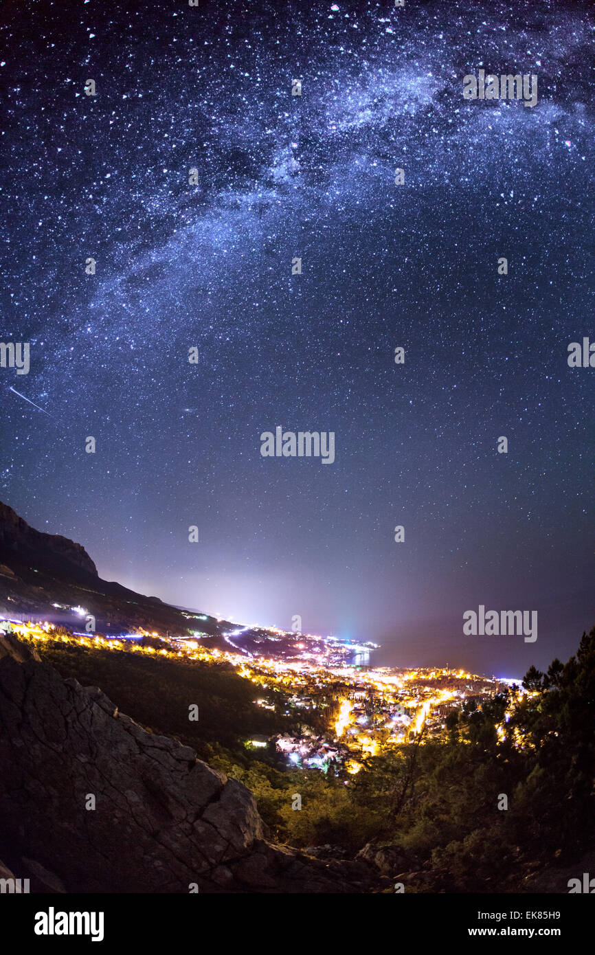 Via Lattea. Bella estate cielo notturno con stelle, mare e rocce. Montagne di Crimea Foto Stock