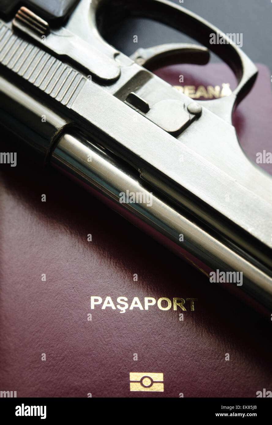 Passaporto e la pistola Foto Stock