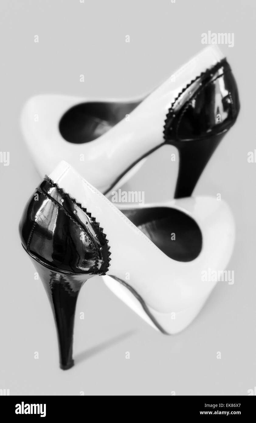 Bianco e nero scarpe Foto Stock