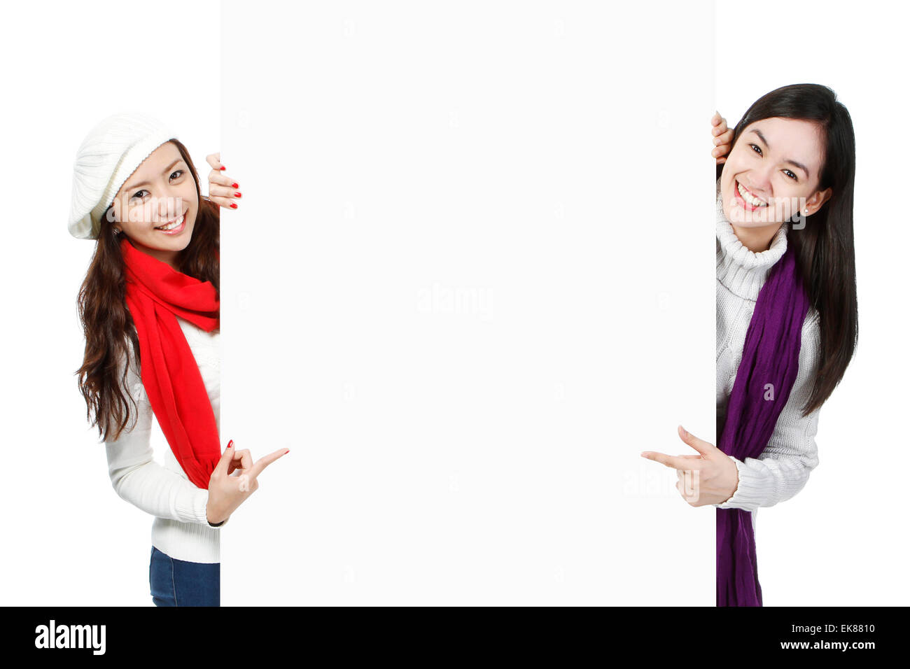 Giovani donne puntando verso lo spazio vuoto Foto Stock