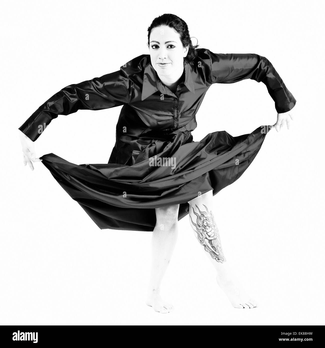 Donna con lunghi capelli ricci in blak e Pentecoste abito di gala Foto Stock