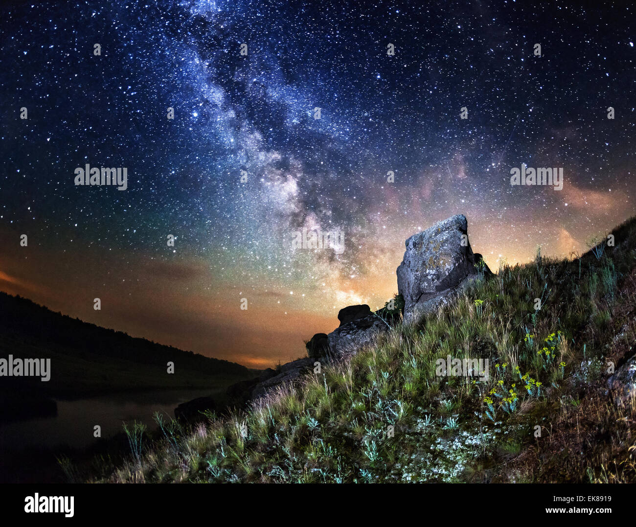 Via Lattea. Bella estate cielo notturno con stelle, rocce, trail e piante verdi in Ucraina Foto Stock