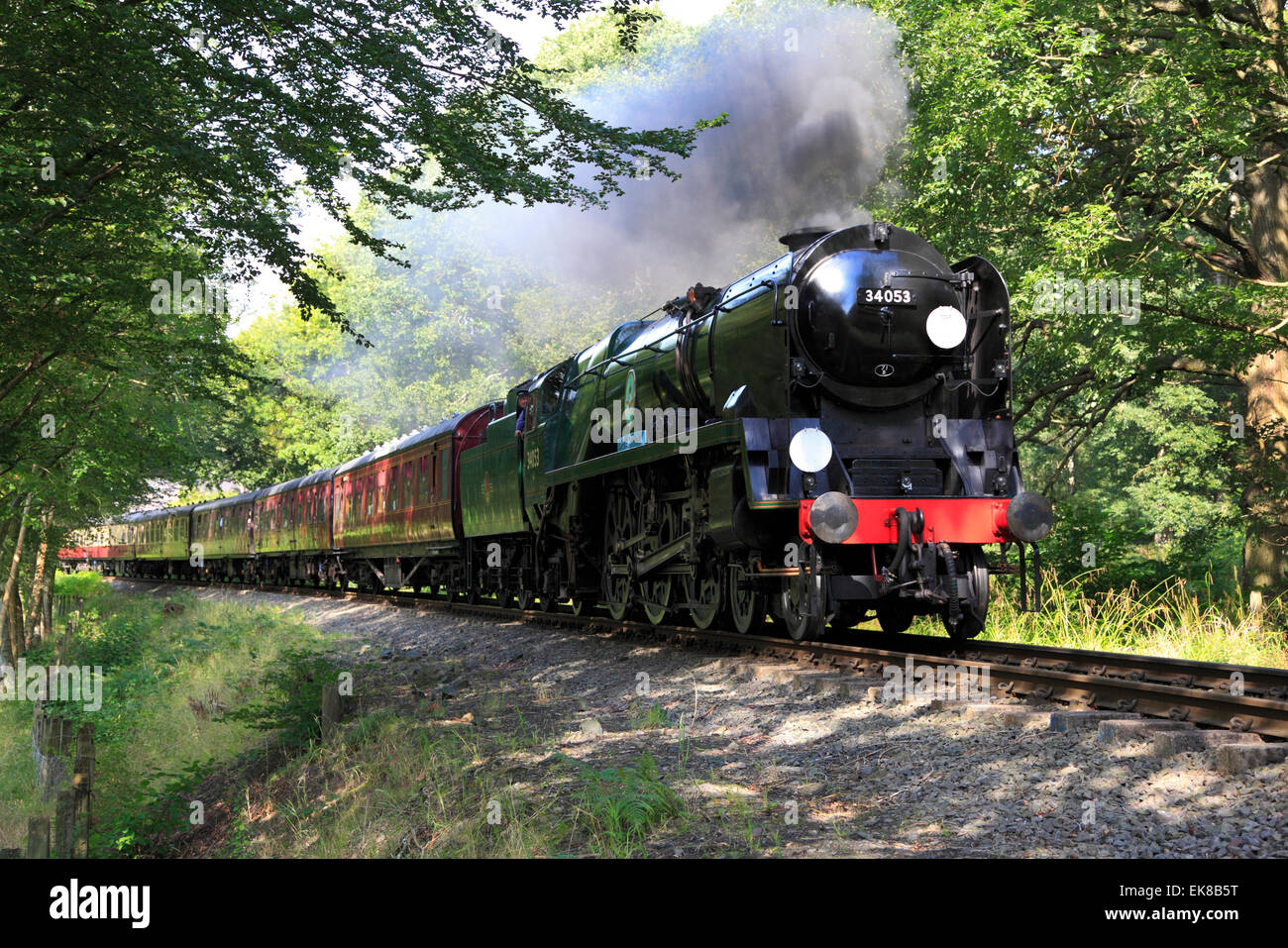 Bulleid Pacific 'Sir Keith Park' tuona attraverso Trimpley in Severn Valley Railway, Worcestershire, Inghilterra, Europa Foto Stock