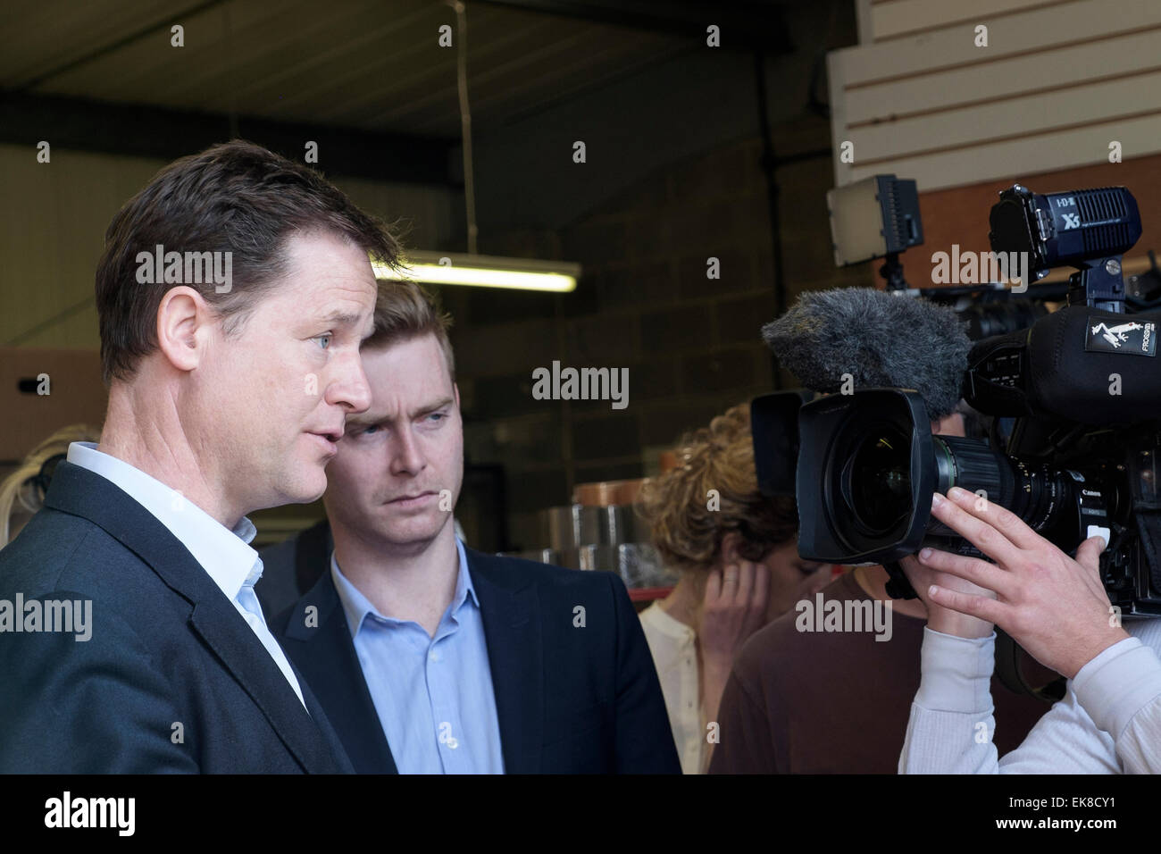 Chippenham, Regno Unito. 8 Aprile, 2015. Il vice primo ministro Nick Clegg parla a TV news equipaggio durante la sua visita alla fabbrica Dymag in Chippenham,Wiltshire. Credito: lynchpics/Alamy Live News Foto Stock