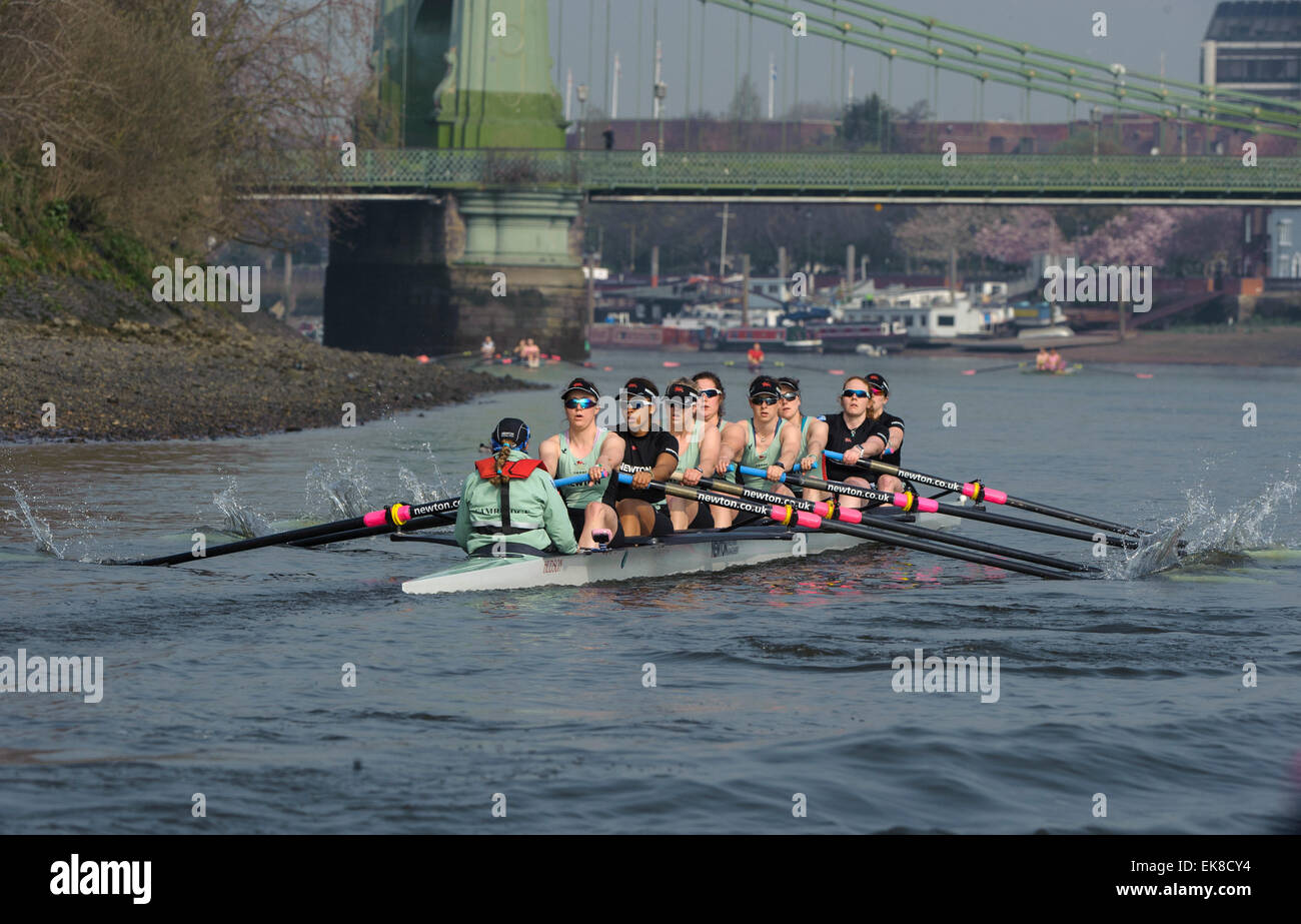 Londra, Regno Unito. 8 Aprile, 2015. Cambridge University Womens Boat Club Tideway durante la settimana in preparazione per il Newton donna Boat Race. [Bow] Hannah Evans, [2] Ashton Brown, [3] Caroline Reid, [4] Claire Watkins, [5] Melissa Wilson , [6] Holly Hill, [7] Martschenko Daphne, [ictus] Fanny Belais, [Cox] Rosmarino Ostfeld. Credito: Stephen Bartolomeo/Alamy Live News Foto Stock