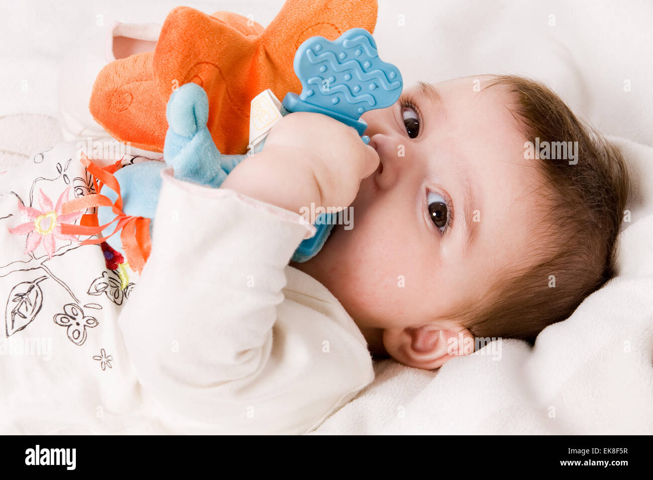 Che abbraccia il mio giocattolo Foto Stock