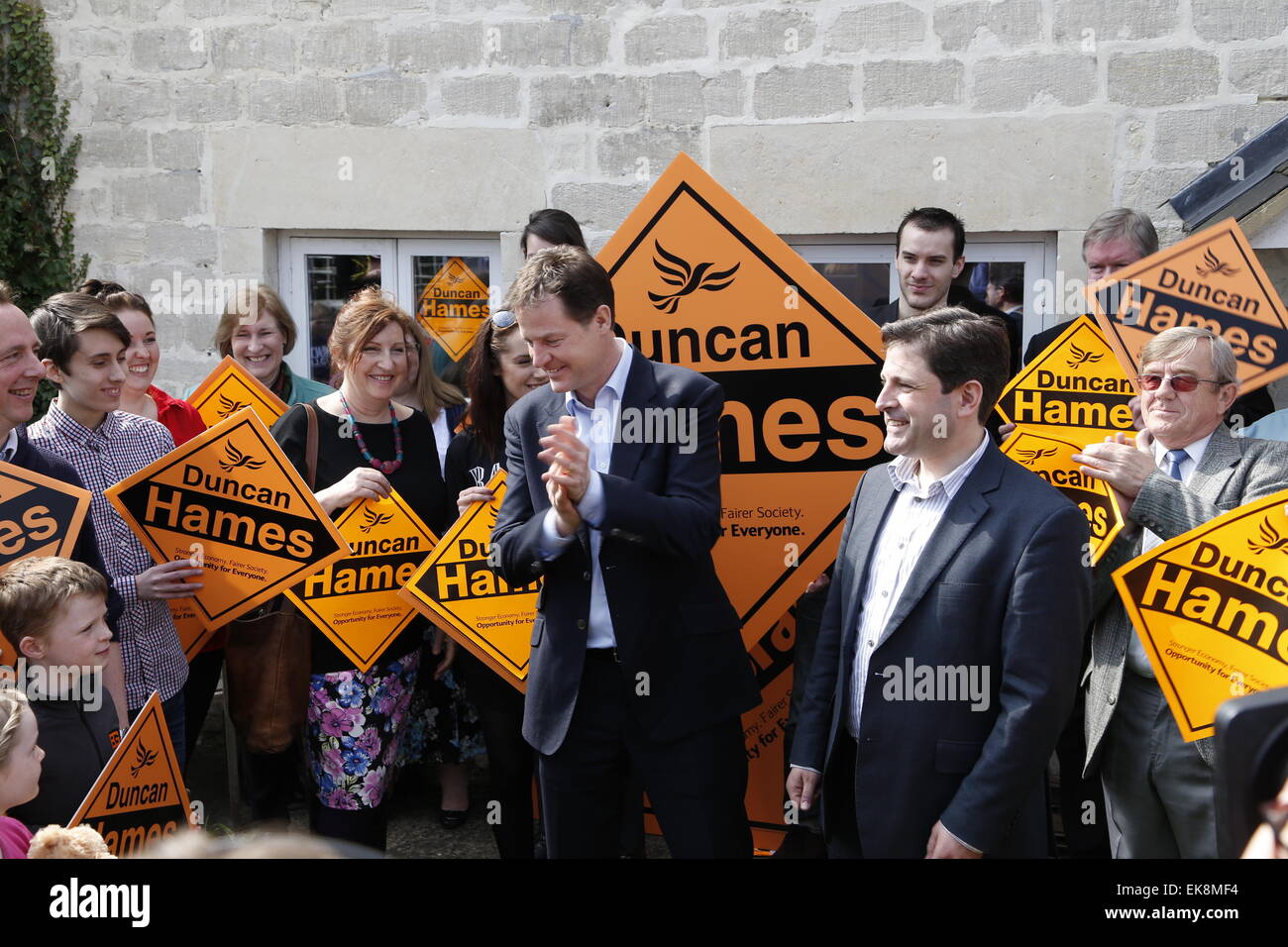 Chippenham, Regno Unito. 08 apr, 2015. Vice primo ministro e leader dei Lib Dems ha Nick Clegg con Chippenham PPC Duncan finimenti ospitare un attivista rally con parte locale sostenitori in Holt come parte della campagna in corso per le prossime elezioni generali. Il vice è stata trattata per un tour del pittoresco villaggio e residence di Duncan finimenti prima di partecipare al pranzo presso la fabbrica di guanto Studios e il Cafe con il Presidente della Camera di Commercio, Gareth Jones. Credito: Wayne Farrell/Alamy Live News Foto Stock