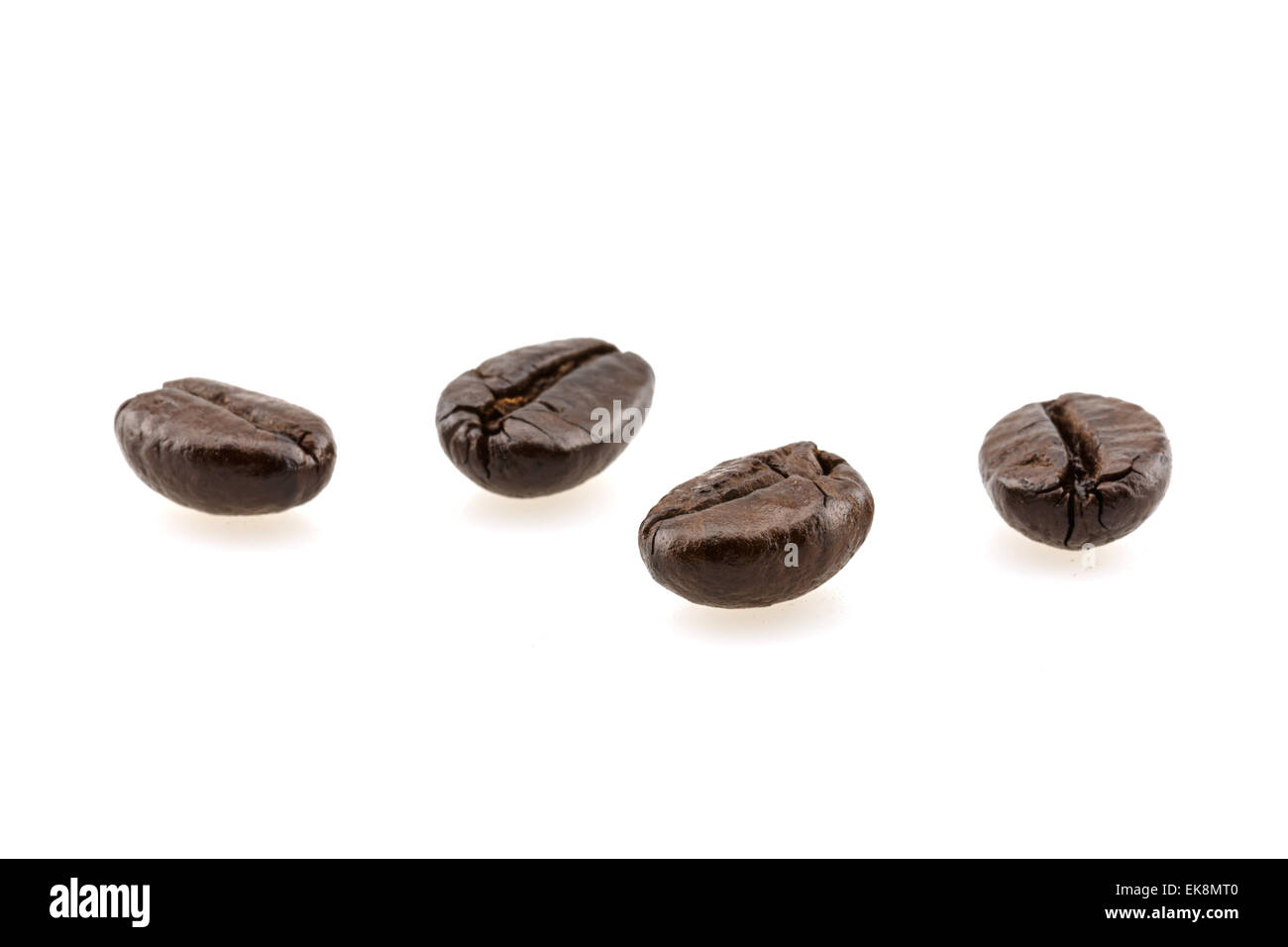 I chicchi di caffè su uno sfondo di legno Foto Stock