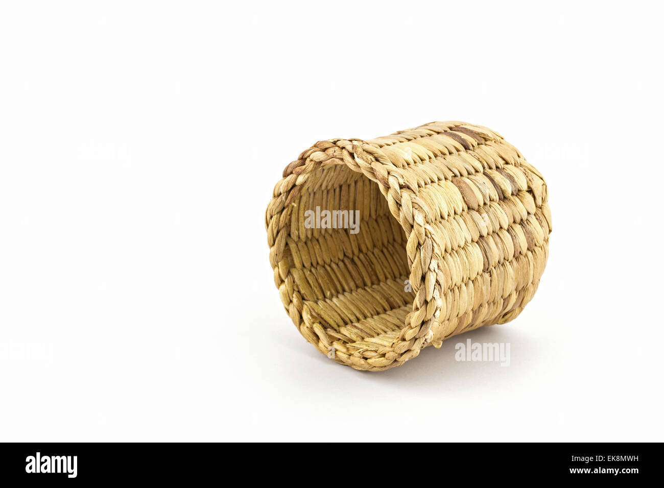 Fatte a mano basket weave isolato su sfondo bianco Foto Stock