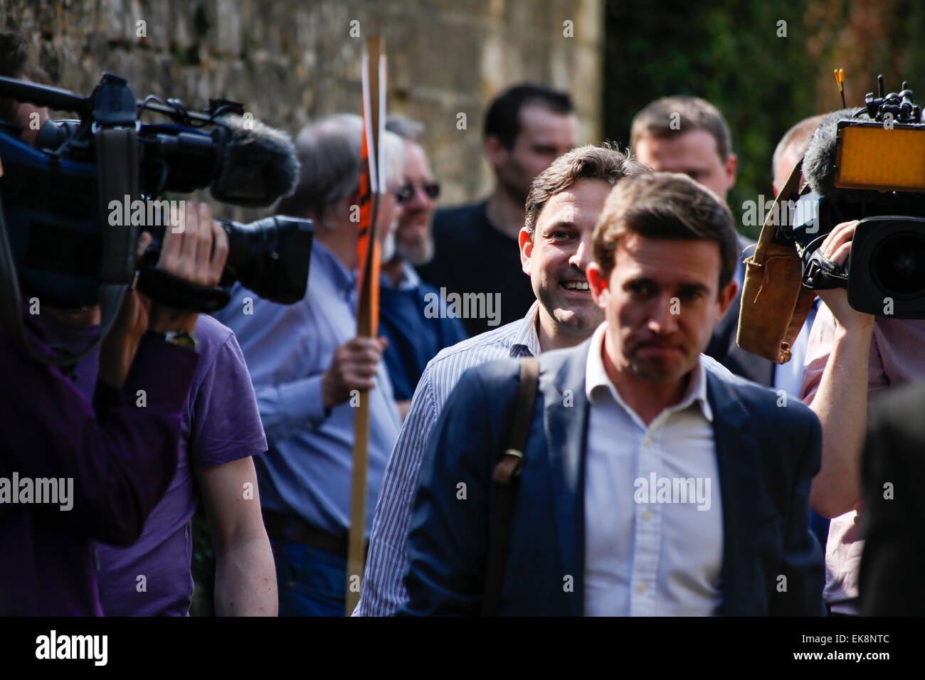 Chippenham, Regno Unito. 08 apr, 2015. Vice primo ministro e leader dei Lib Dems ha Nick Clegg con Chippenham PPC Duncan finimenti ospitare un attivista rally con parte locale sostenitori in Holt come parte della campagna in corso per le prossime elezioni generali. Il vice è stata trattata per un tour del pittoresco villaggio e residence di Duncan finimenti prima di partecipare al pranzo presso la fabbrica di guanto Studios e il Cafe con il Presidente della Camera di Commercio, Gareth Jones. Credito: Wayne Farrell/Alamy Live News Foto Stock