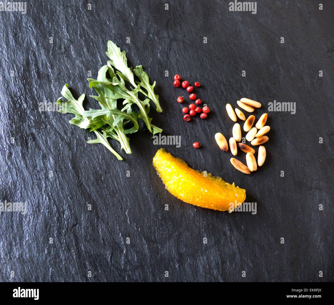 Insalata di rucola ingredienti orange, pepe, rucola, pinoli Foto Stock