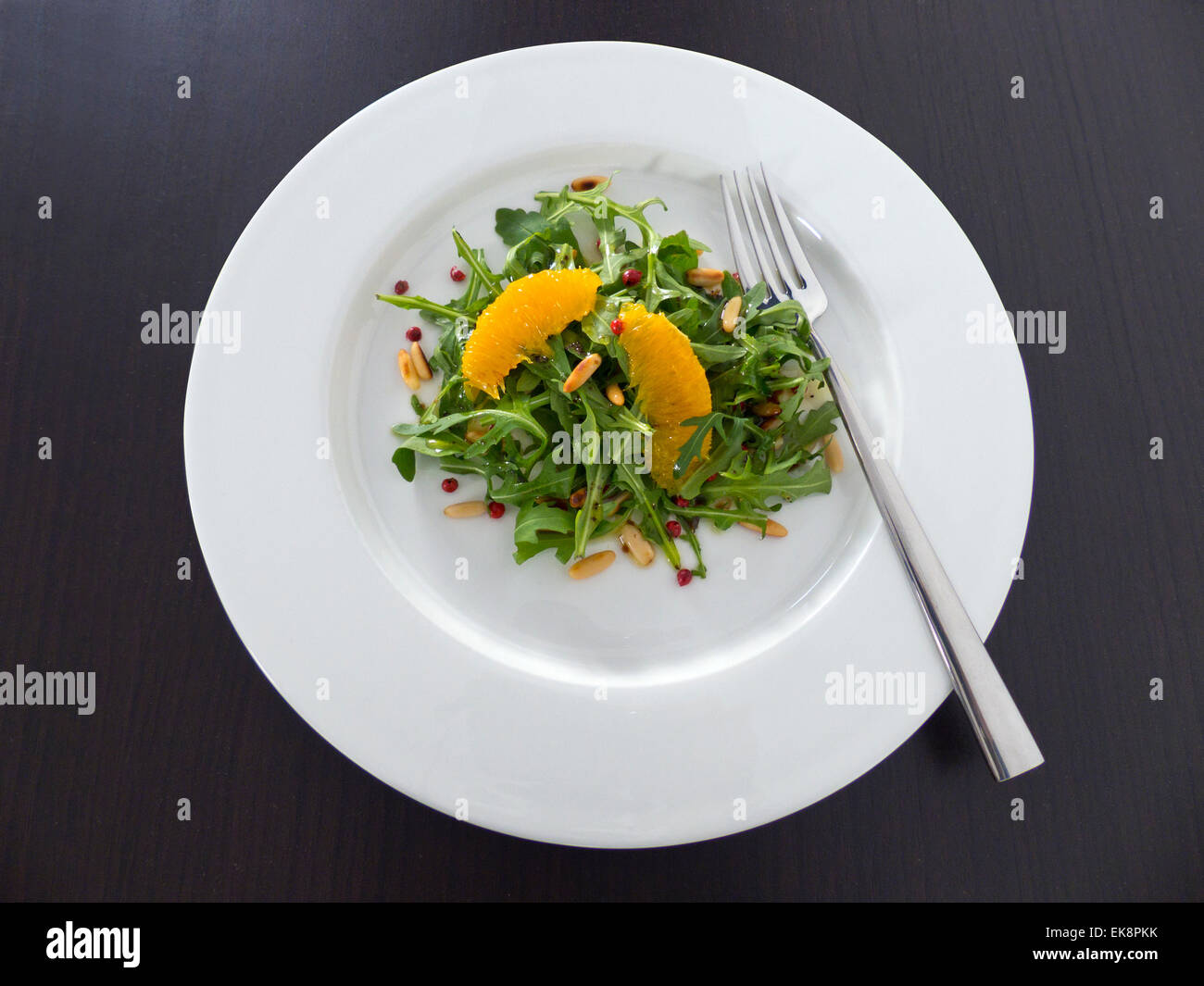 Insalata di rucola con Orange, pepe e pinoli Foto Stock