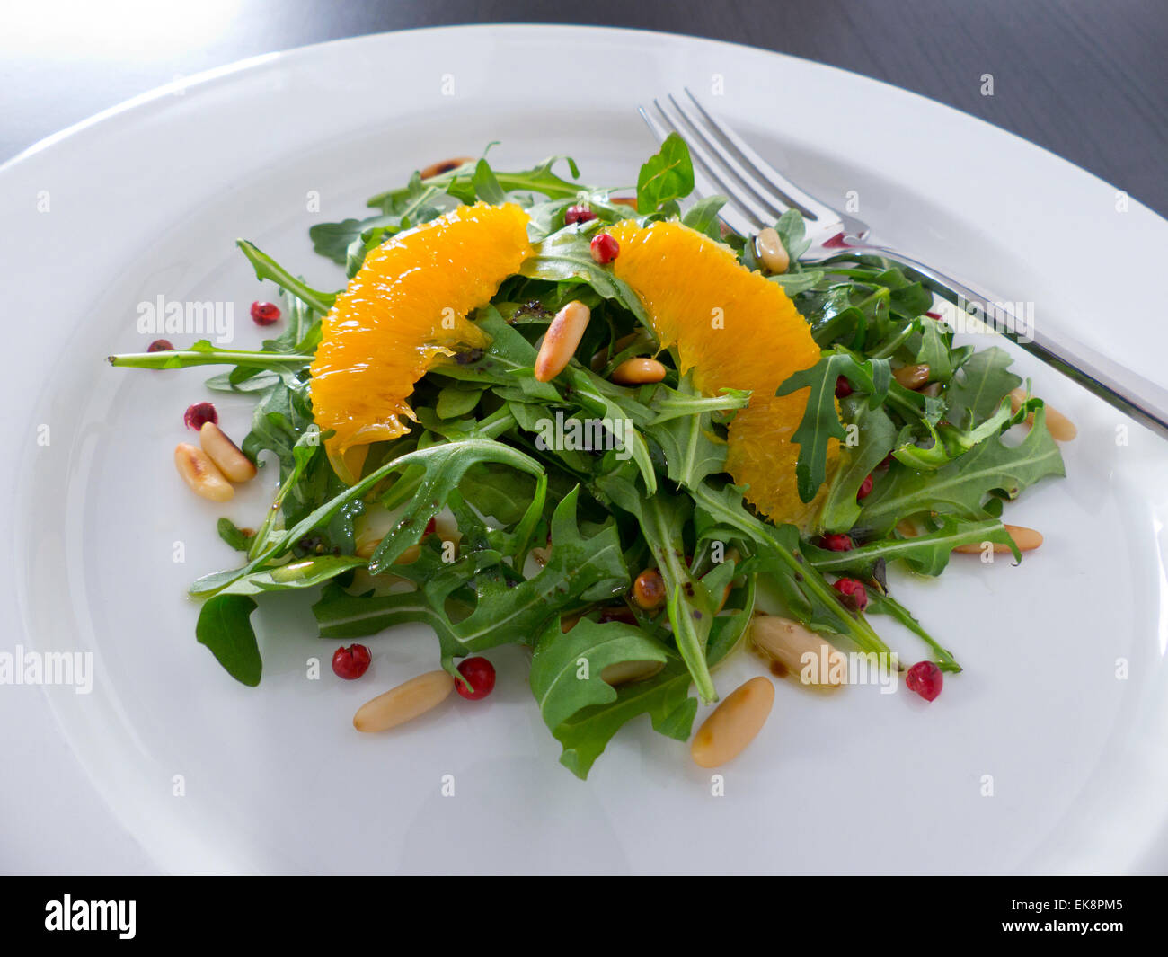 Insalata di rucola con Orange, pepe e pinoli Foto Stock