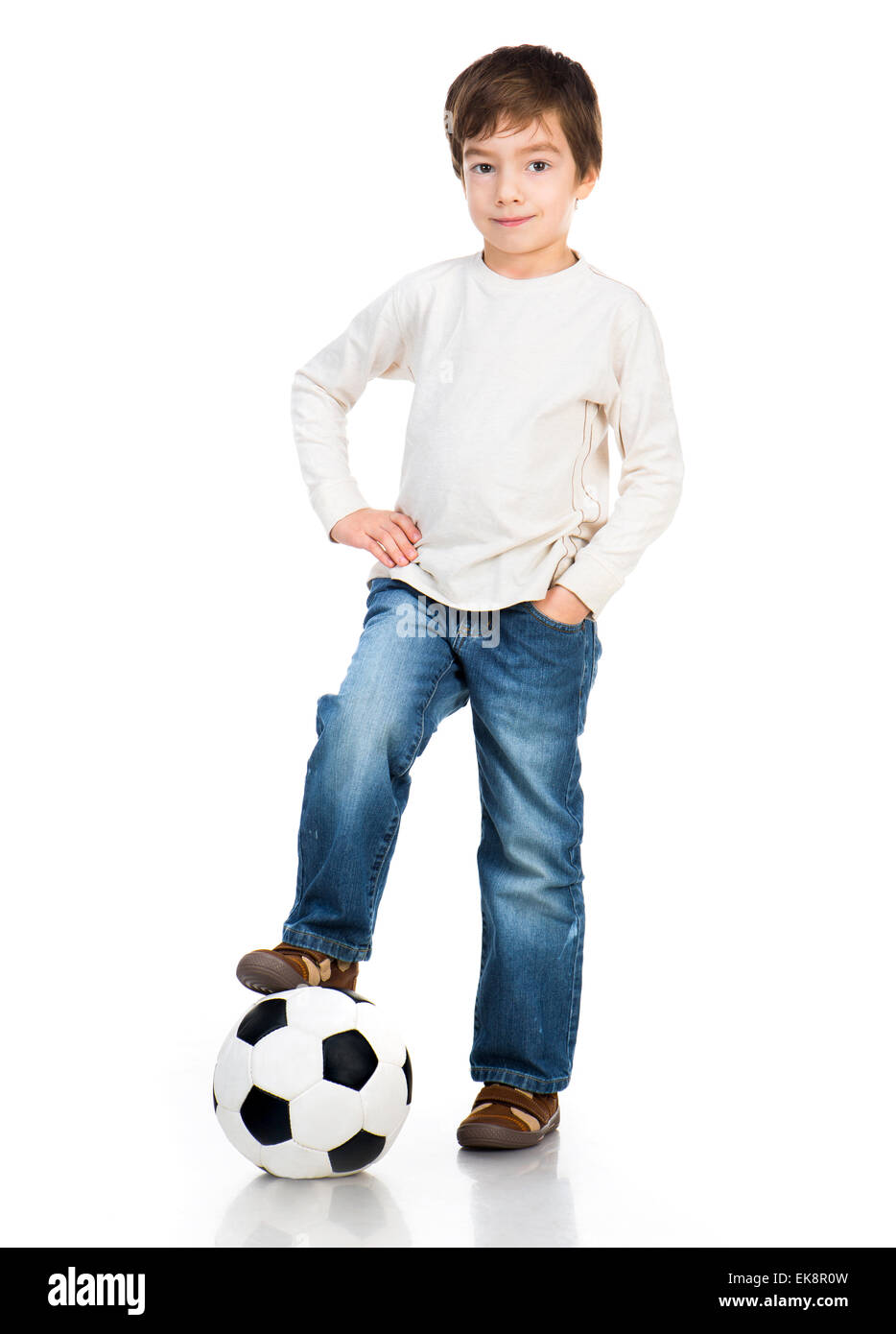 Little Boy giocare palla calcio Foto Stock