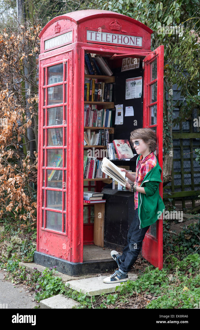 K6 telefono rosso casella, progettato da Sir Giles Gilbert Scott,utilizzato come una biblioteca in un villaggio del Suffolk Foto Stock