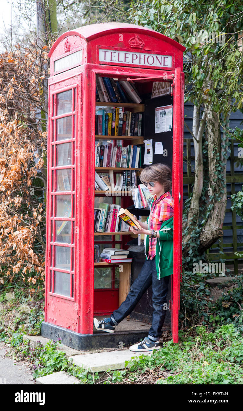 K6 telefono rosso casella, progettato da Sir Giles Gilbert Scott,utilizzato come una biblioteca in un villaggio del Suffolk Foto Stock K6 telefono rosso casella, progettato da Sir Giles Gilbert Scott,utilizzato come una biblioteca in un villaggio del Suffolk Foto Stock