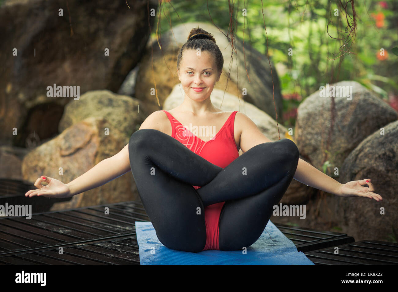Donna pratica dello yoga. Feto pongono. Garbhasana Foto Stock