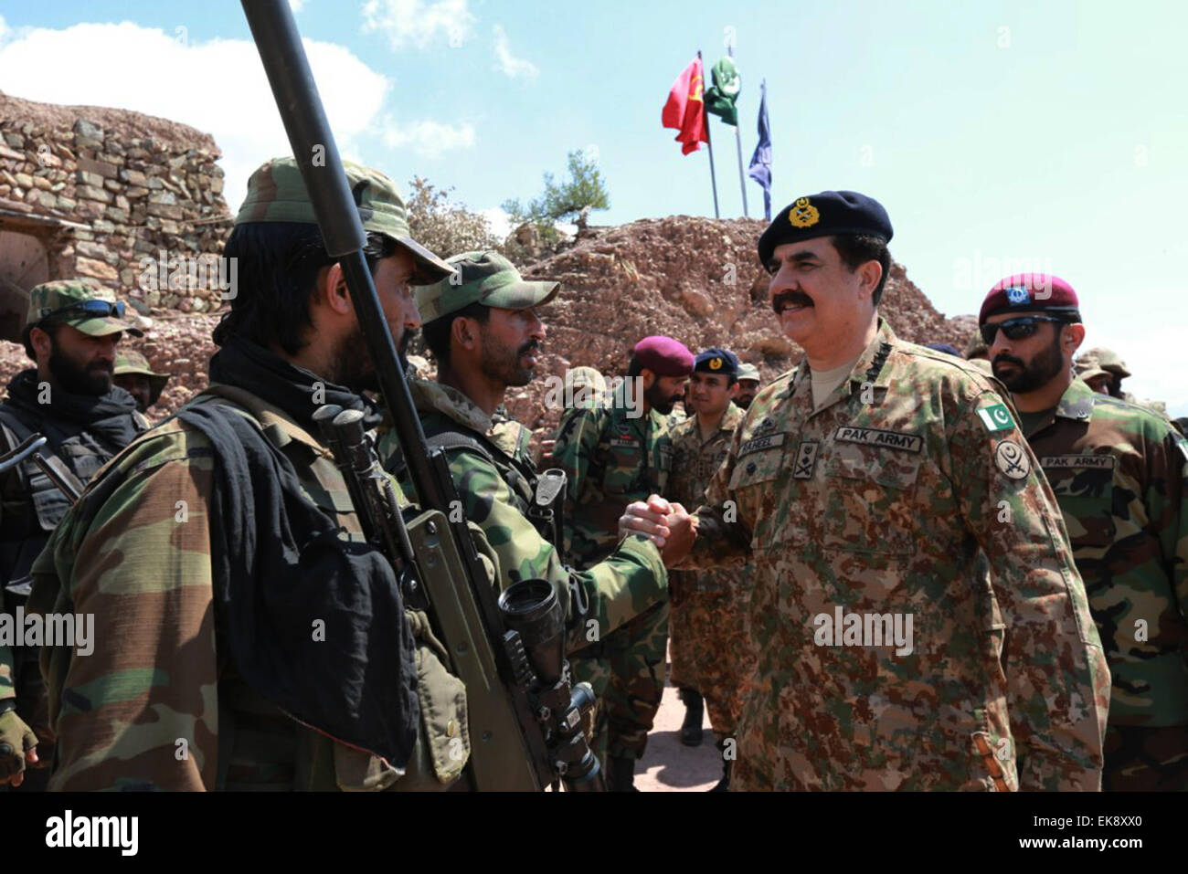 Khyber Agenzia. 8 apr, 2015. Foto fornite dal Pakistan dell esercito Inter-Services Pubbliche relazioni (ISPR) ufficio su 8 Aprile 2015 mostra esercito pakistano Capo Generale Raheel Sharif (seconda R) si riunisce con le truppe durante la sua visita a nord-ovest del Pakistan Khyber Agenzia. Almeno 263 militanti e 35 soldati sono stati uccisi nel corso di operazioni militari in Pakistan nordoccidentale zona tribale della Khyber Agency, un esercito comunicato mercoledì. © ISPR/Xinhua/Alamy Live News Foto Stock