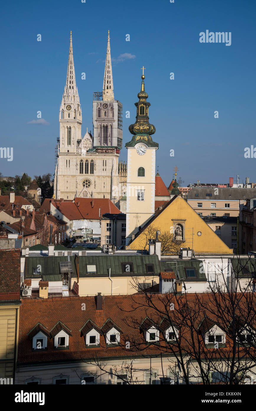 Vista di Kaptol con la cattedrale e la chiesa barocca torre della chiesa parrocchiale di Santa Maria, Croazia, Zagabria, Croazia Foto Stock