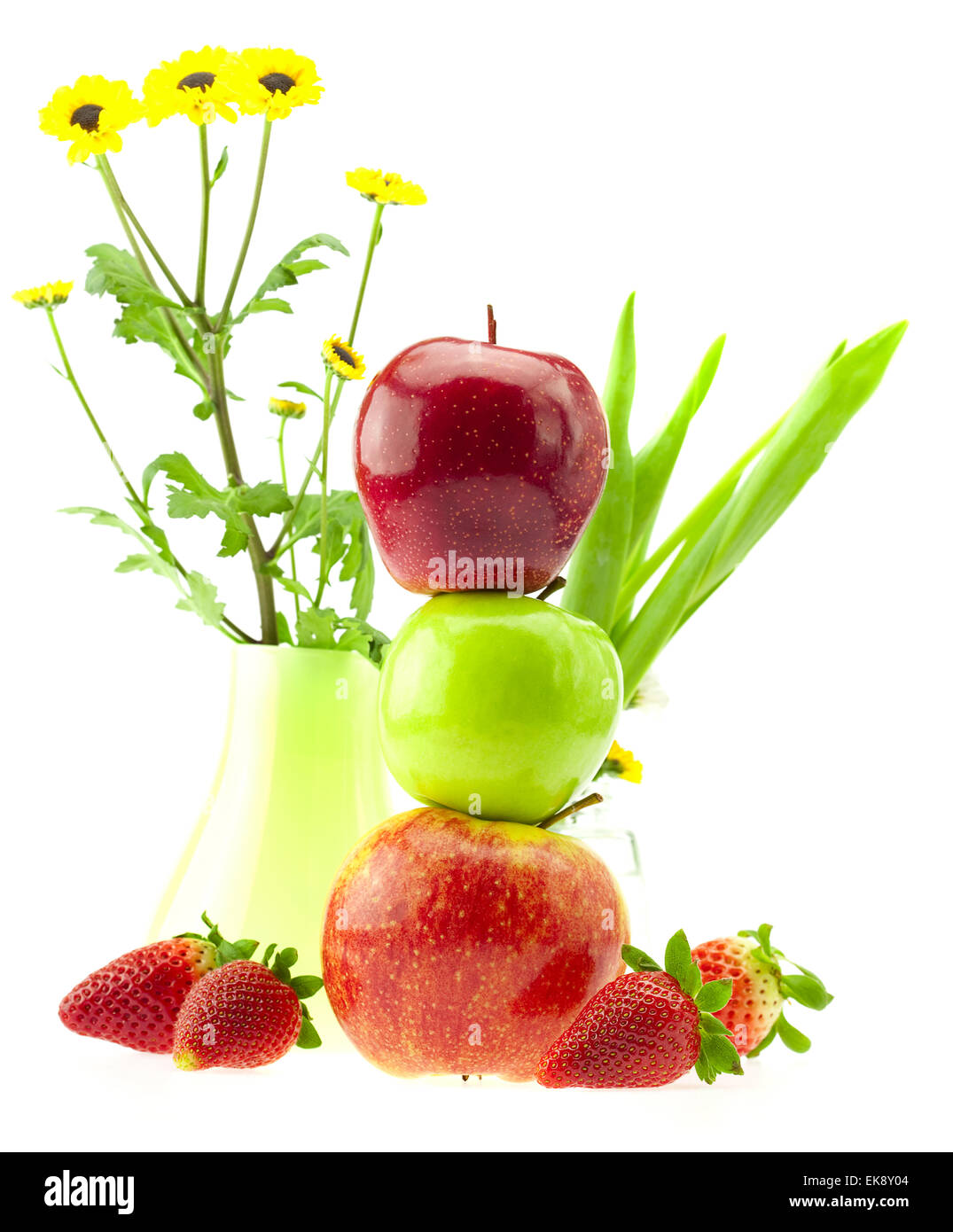 Mele, fragole e fiori isolati su bianco Foto Stock