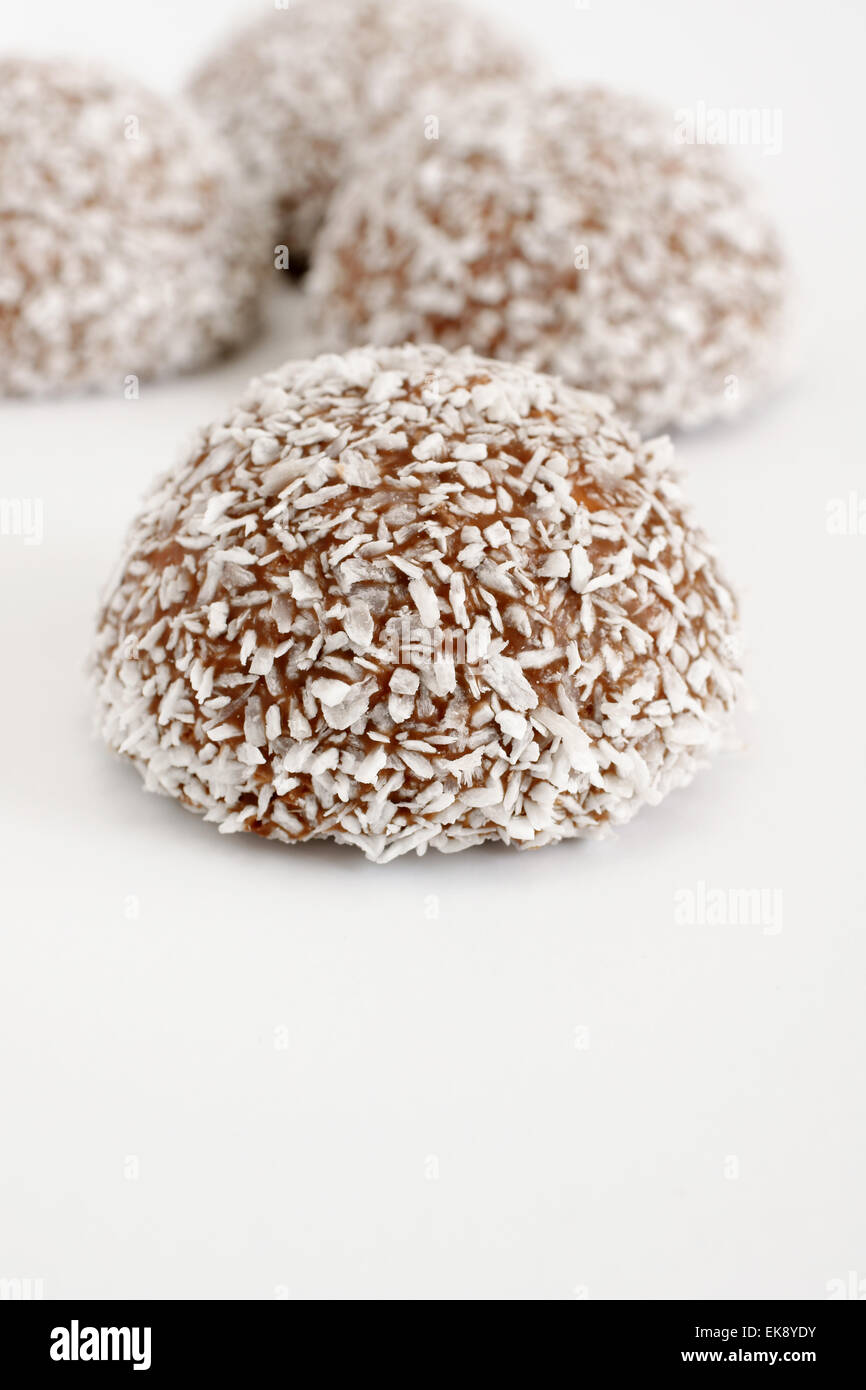 Il Cocco snowballs una confezione di marshmallow ricoperto di cioccolato e cocco essiccato Foto Stock