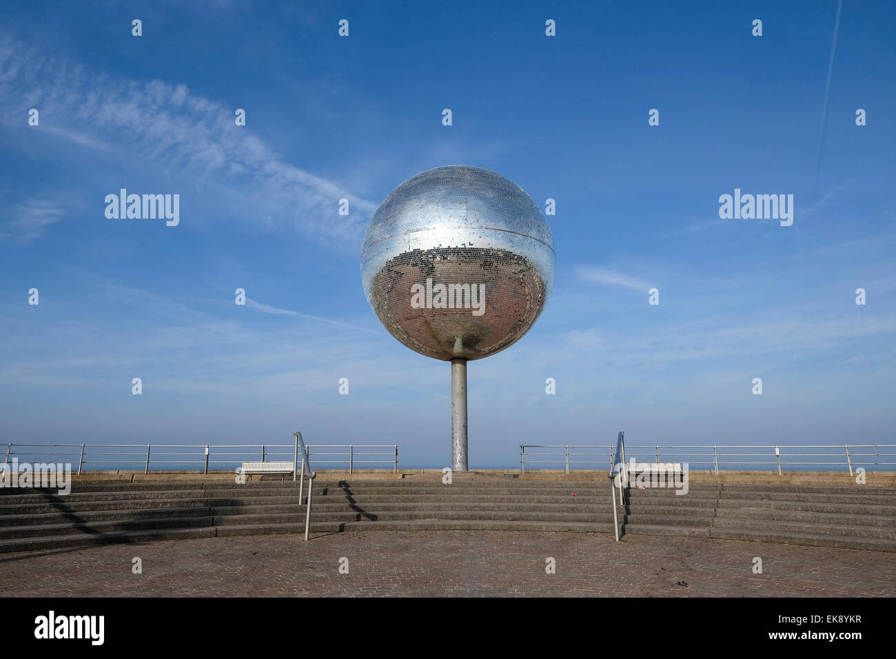 Specchio gigante palla Blackpool Foto Stock