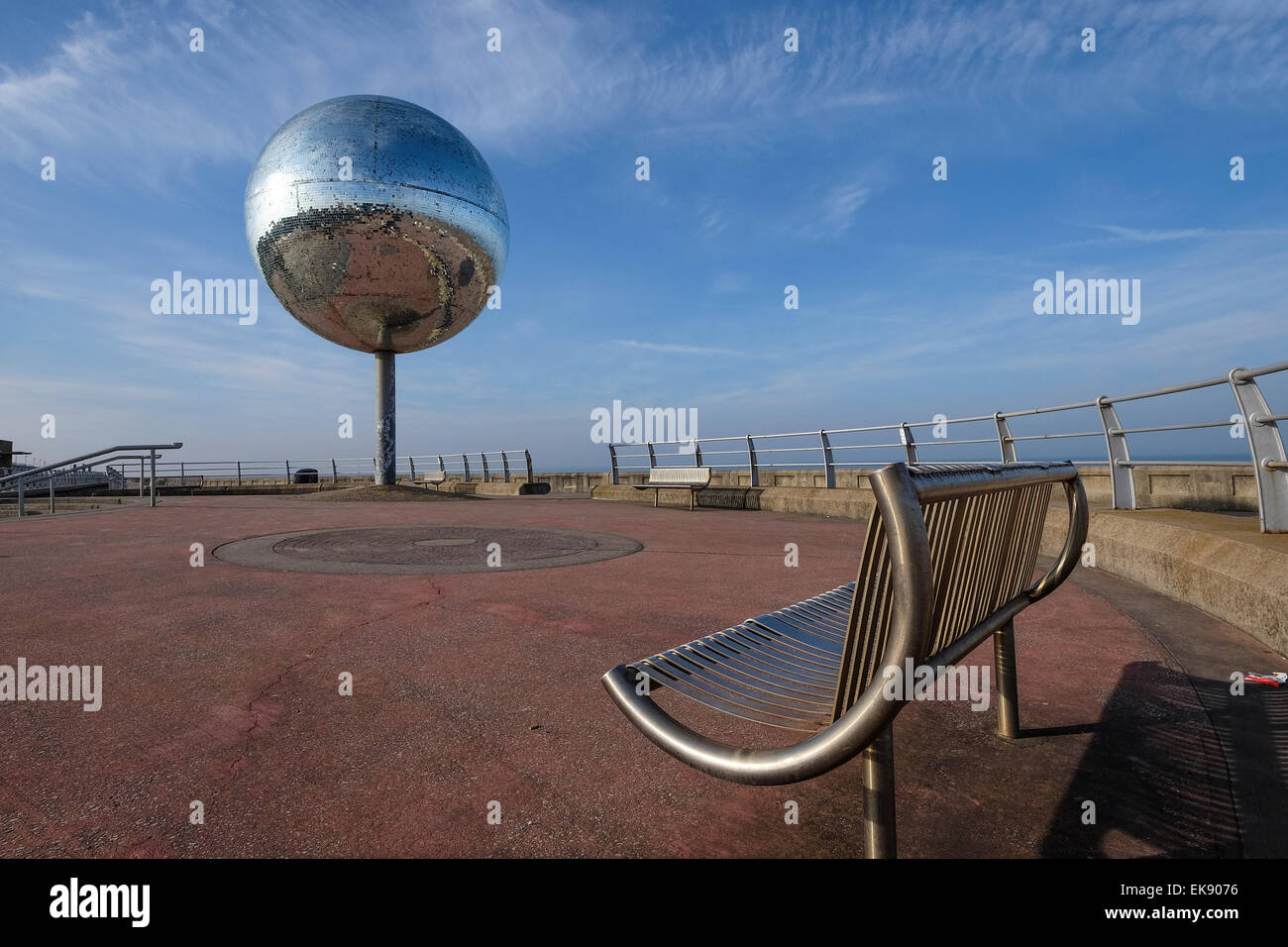 La passeggiata di Blackpool comprende opere di arte come questa gigantesca sfera dello specchio Foto Stock