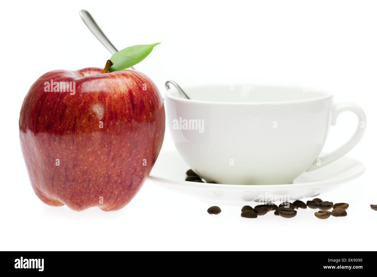 Le mele in una ciotola, cucchiaio e i chicchi di caffè isolato su bianco Foto Stock