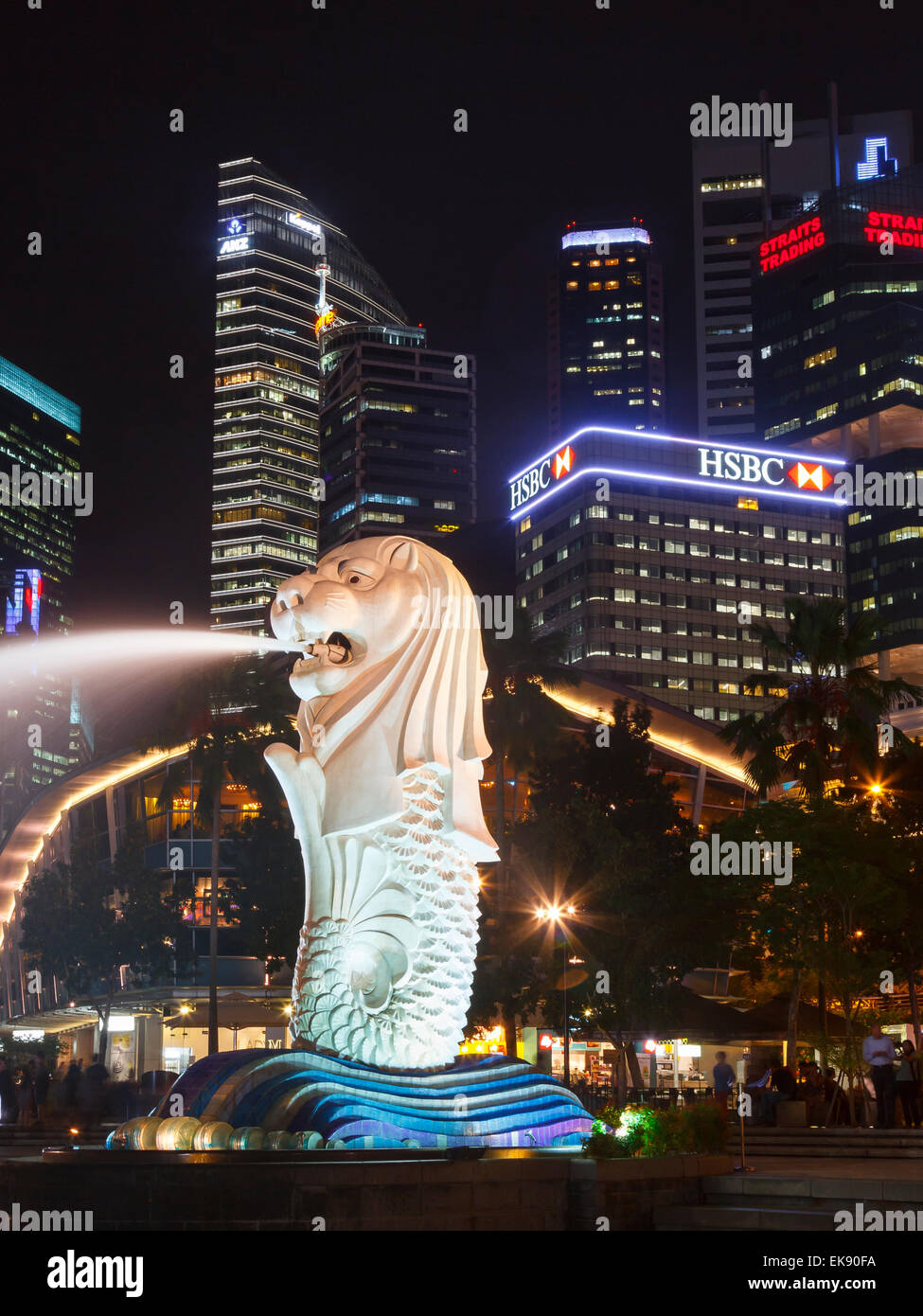 Grattacieli e statua Merlion. Il Parco Merlion. Singapore, Asia. Foto Stock