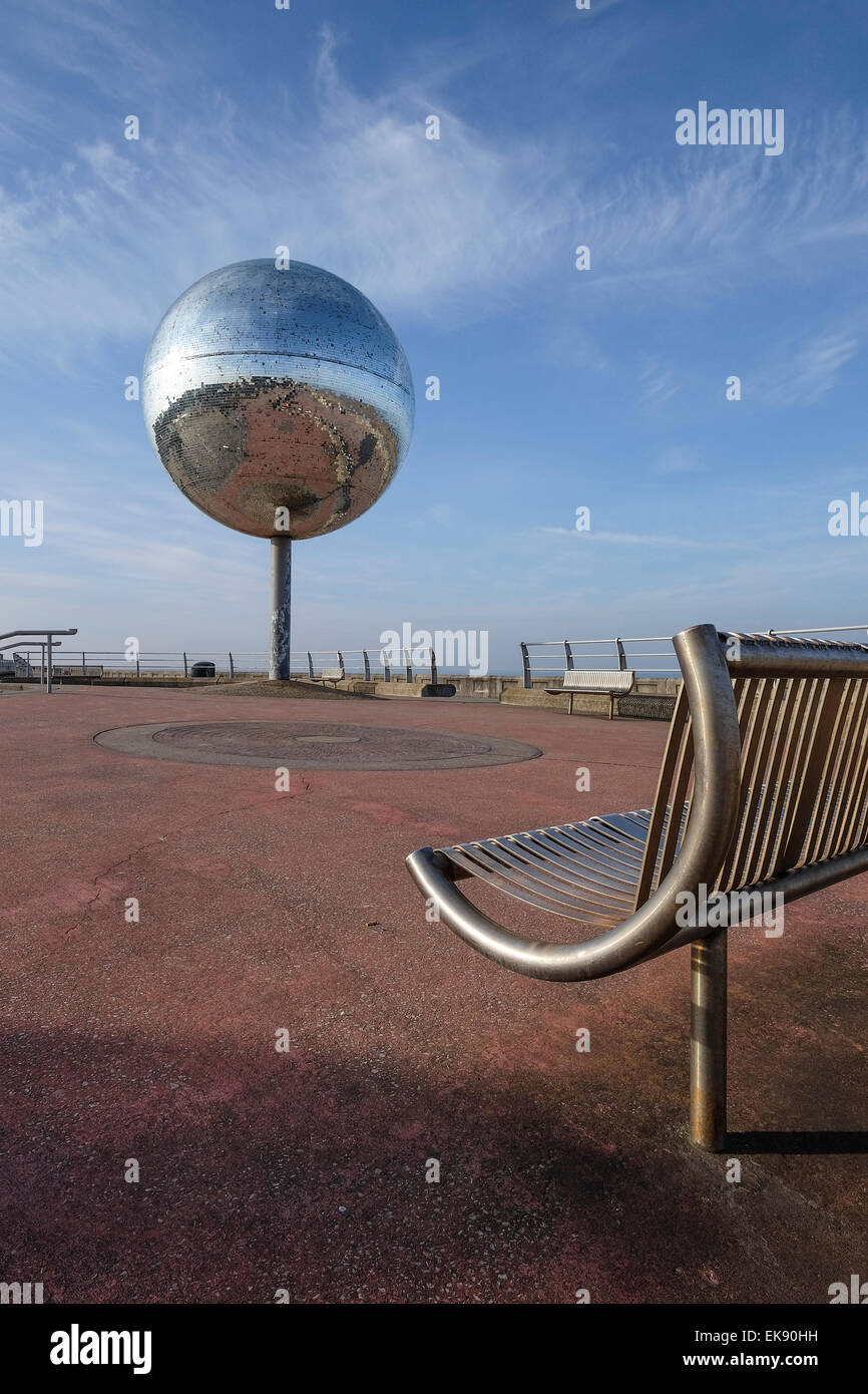 Glitter gigante palla sul viale pedonale di Blackpool south shore Foto Stock