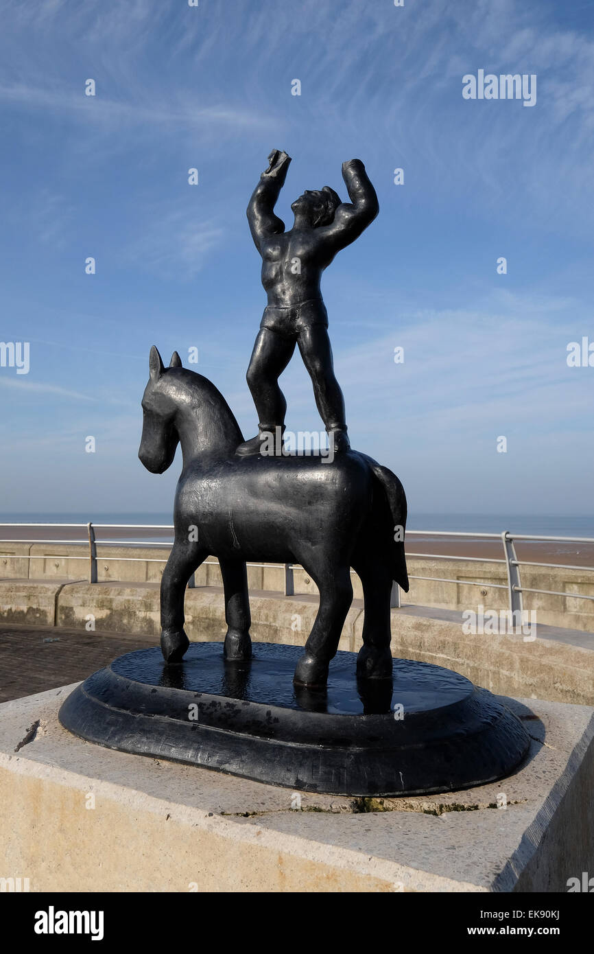 La rottura di un arte scultura sul viale pedonale di Blackpool Foto Stock
