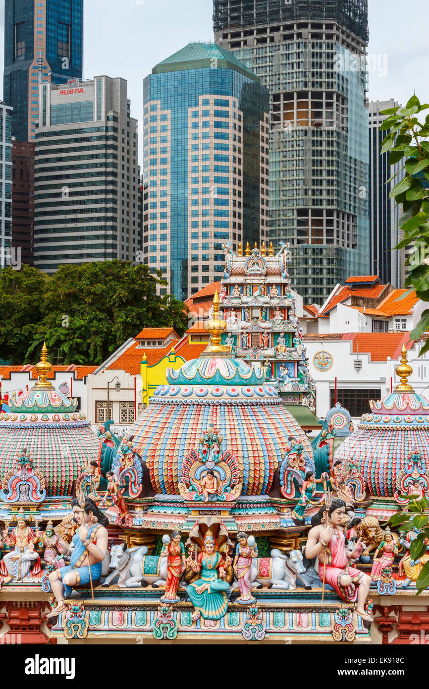 Tempio Hindu Sri Mariamman e grattacieli. Quartiere Chinatown. Singapore, Asia. Foto Stock