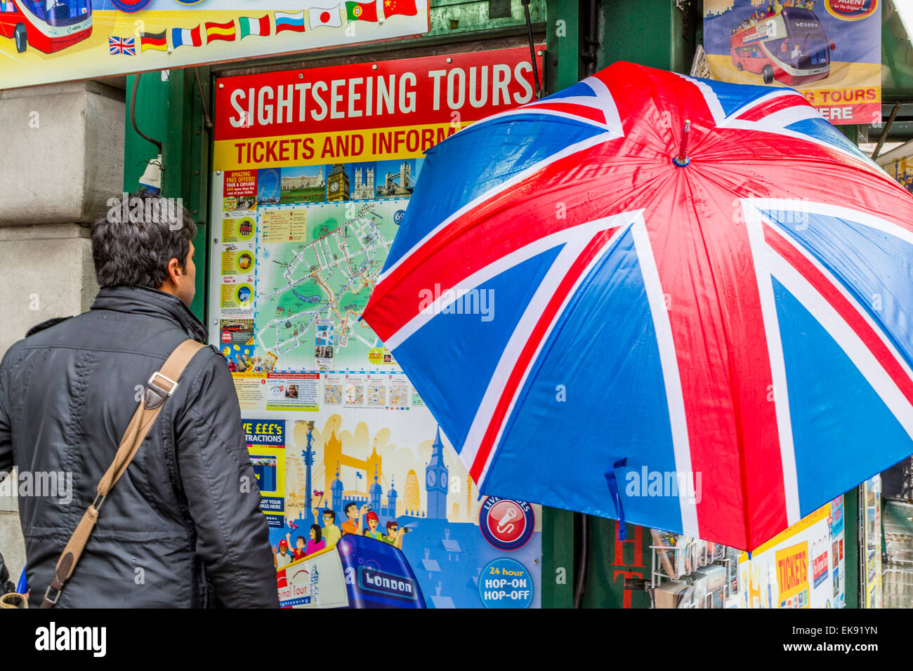 Una immagine di panorama di un turista considerando una gita turistica di Londra Foto Stock