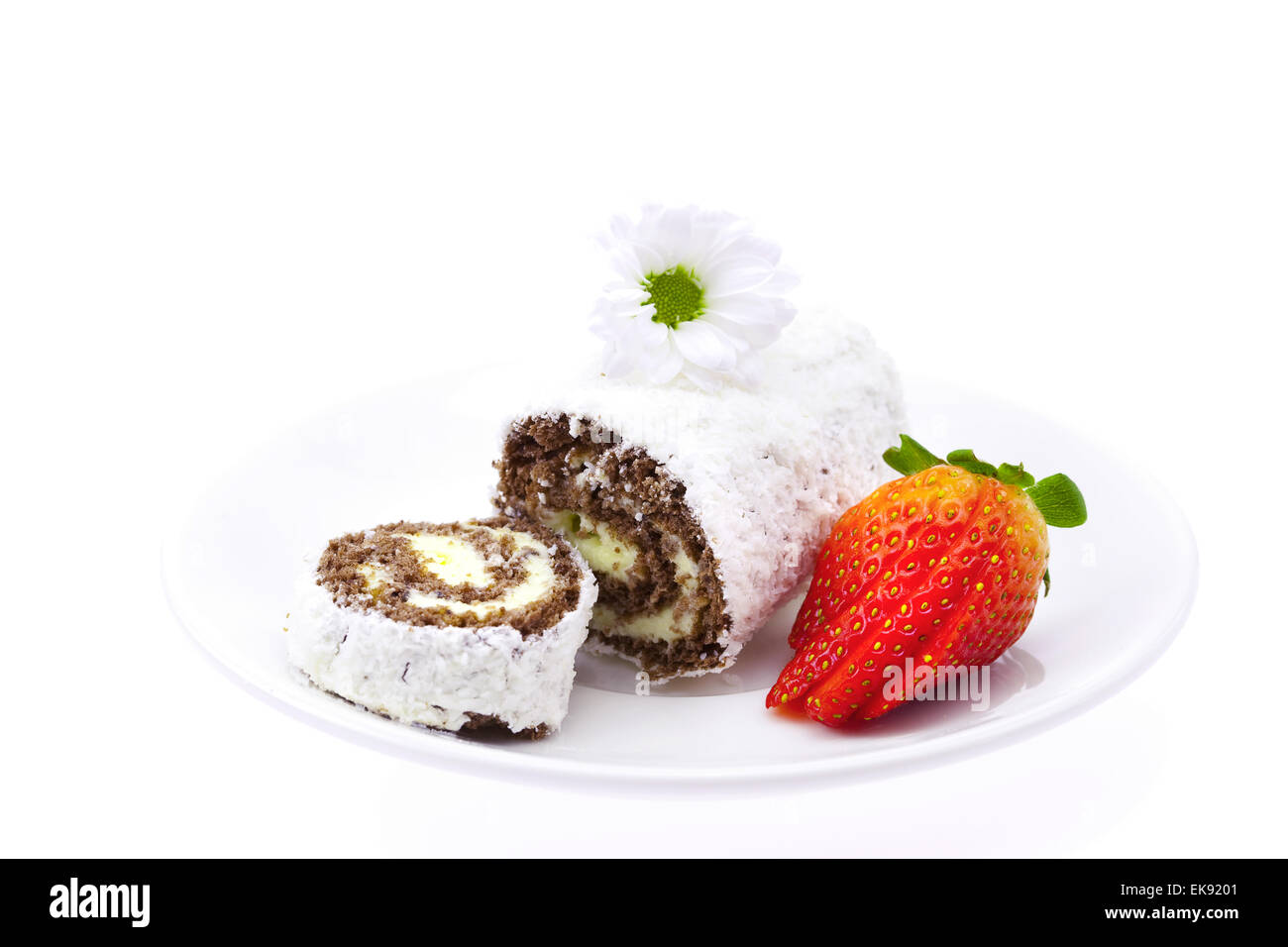 Panini dolci e fragole isolato su bianco Foto Stock