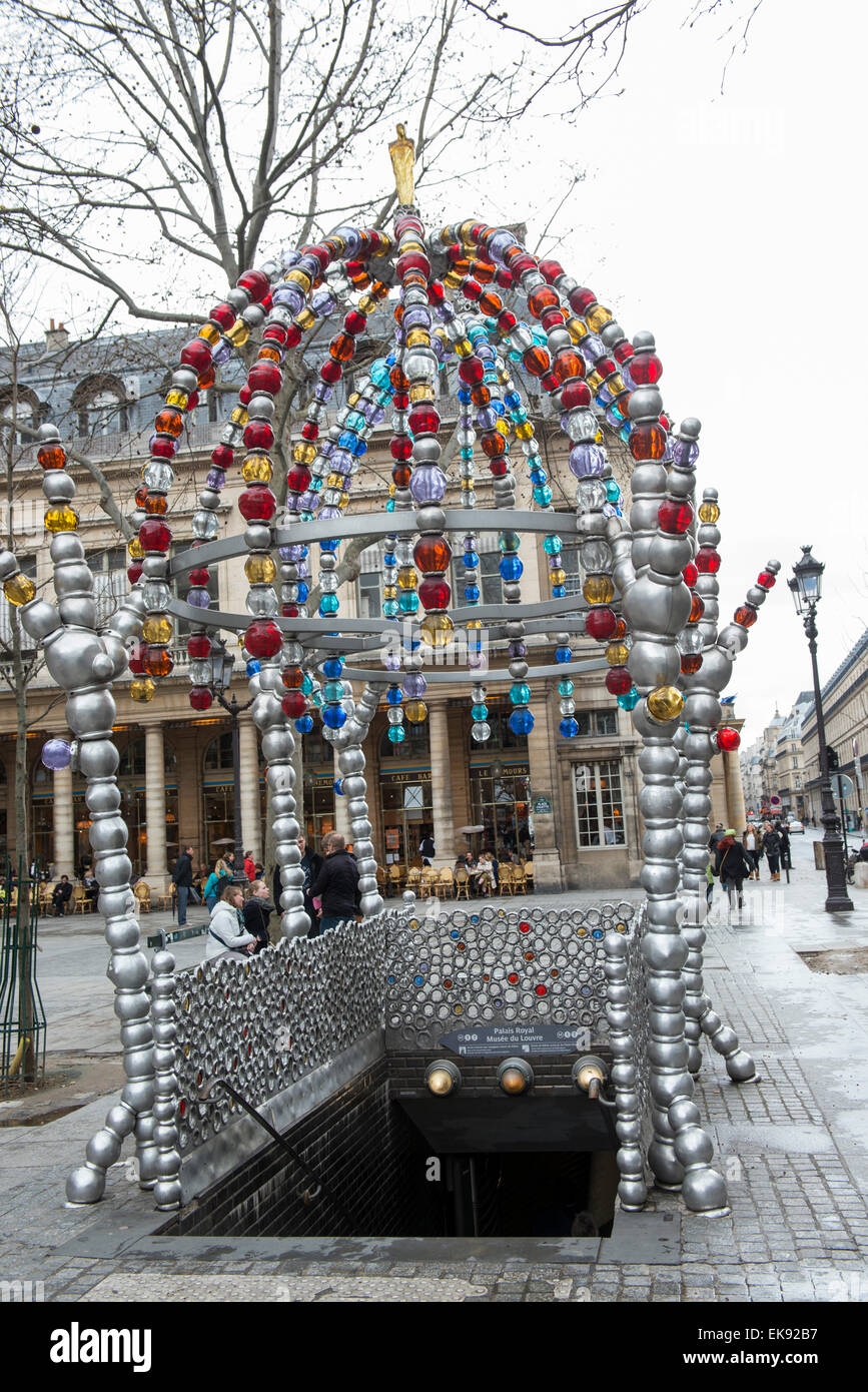 La scultura in ingresso al Palais Royal Musee du Louvre Metro a Parigi, Francia Europa UE Foto Stock