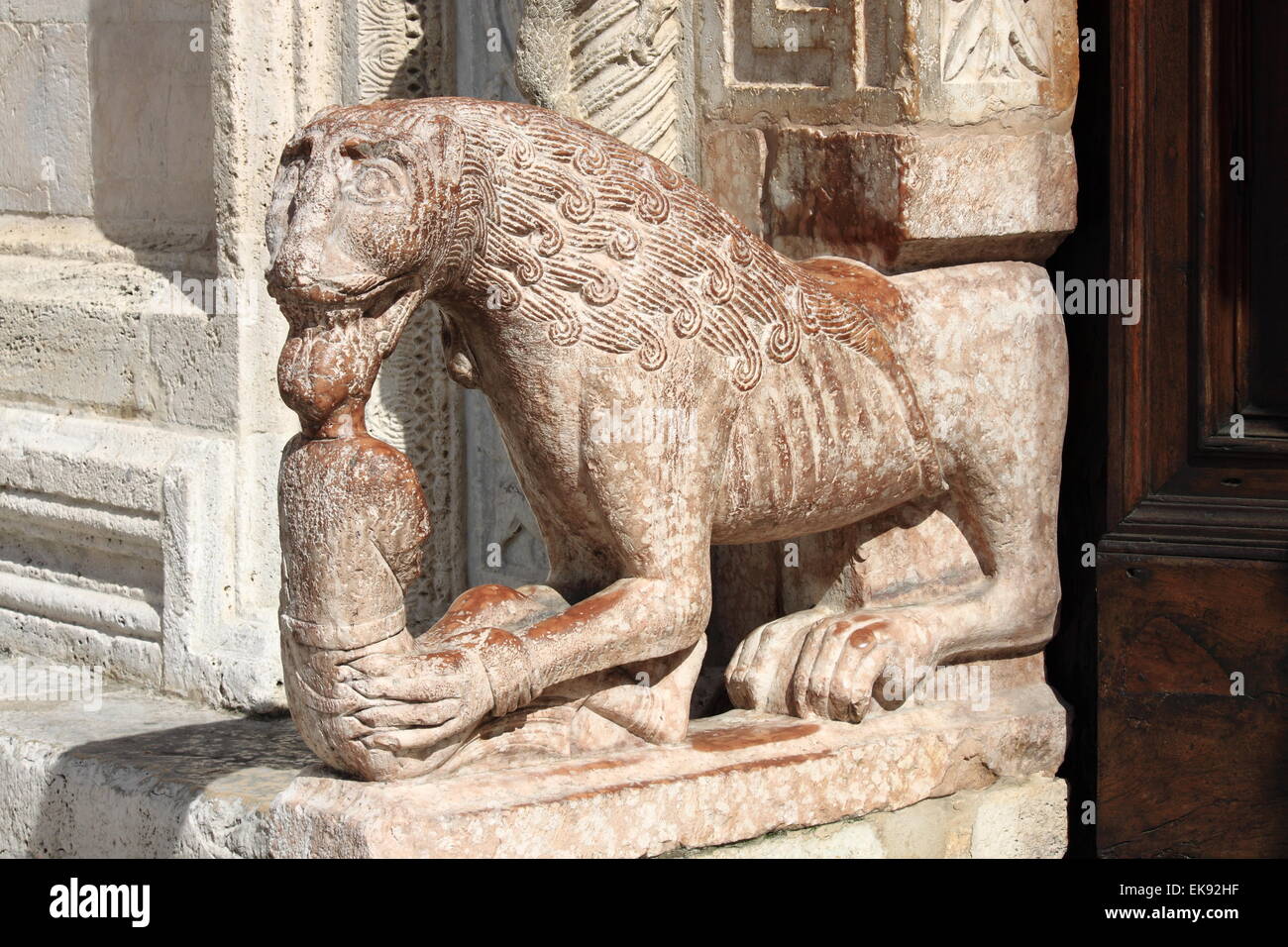 Statua laterale all'entrata di San Rufino Duomo di Assisi, Italia Foto Stock