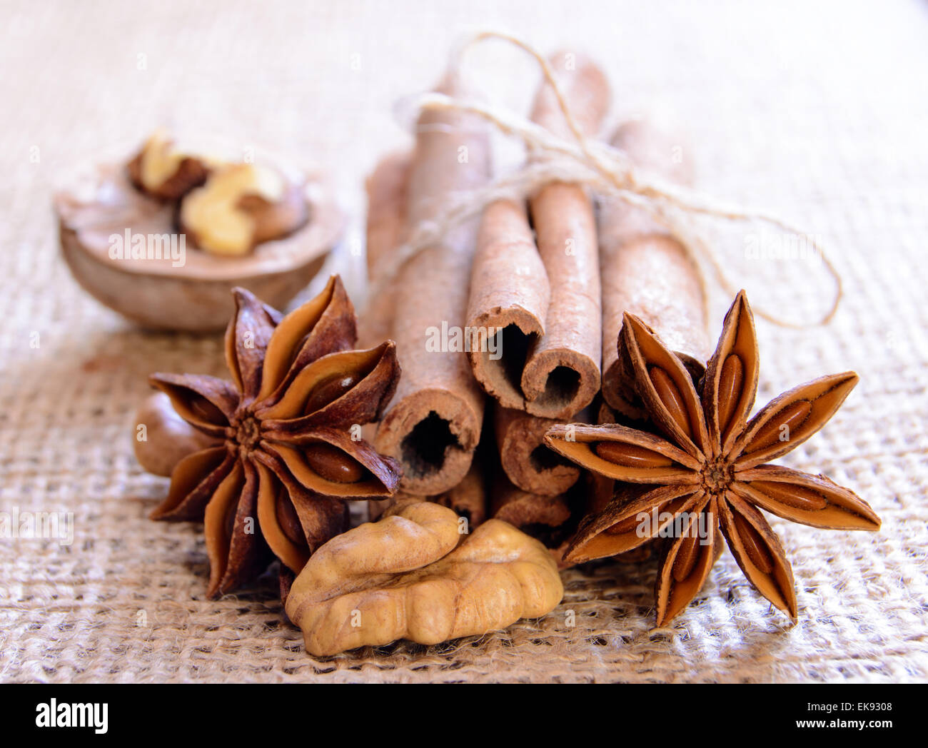 Le noci, anice stellato e cannella sullo sfondo di tela Foto Stock