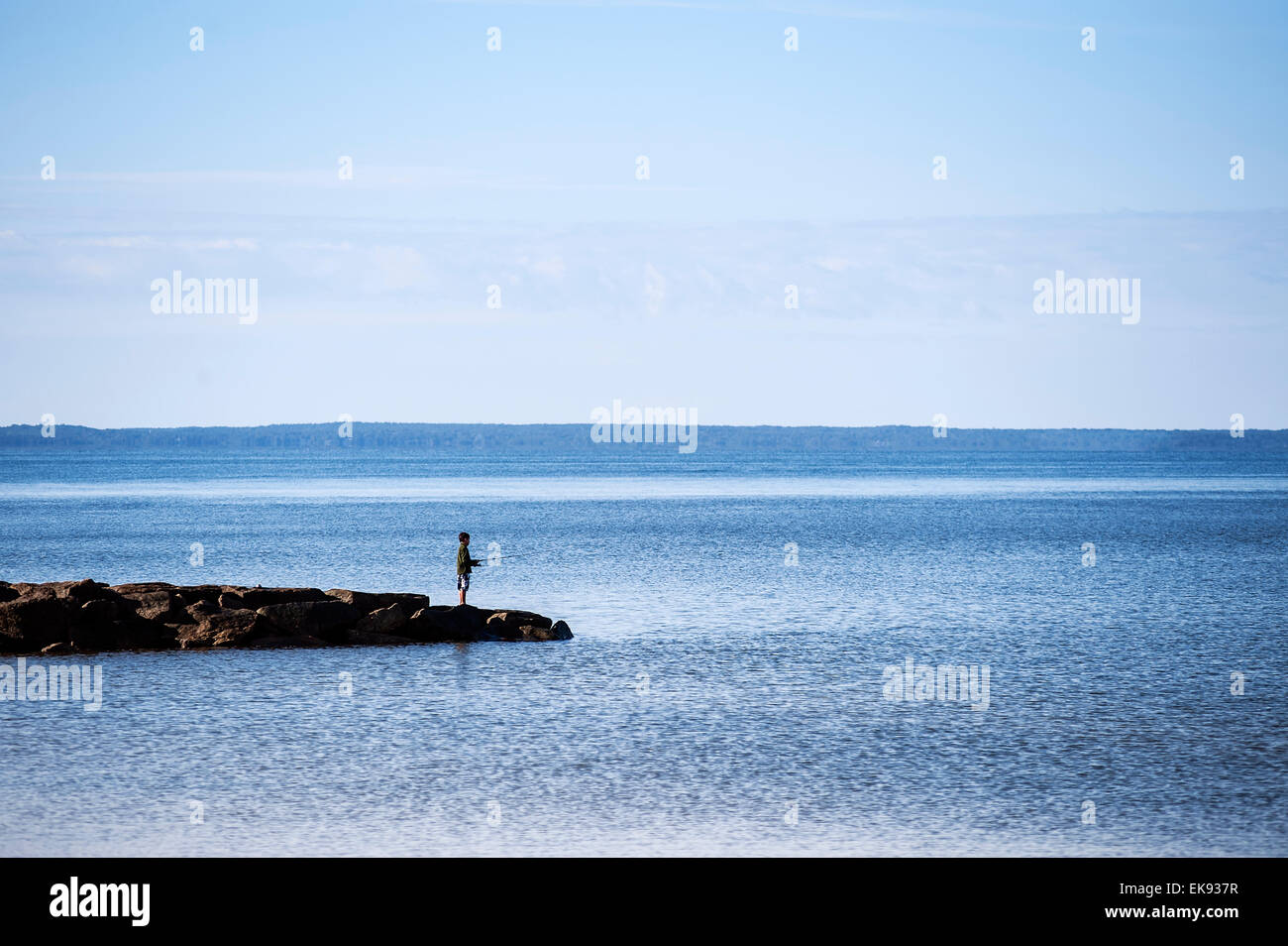 Ragazzo di pesca dal molo, Wellfleet, Cape Cod, Massachusetts, STATI UNITI D'AMERICA Foto Stock