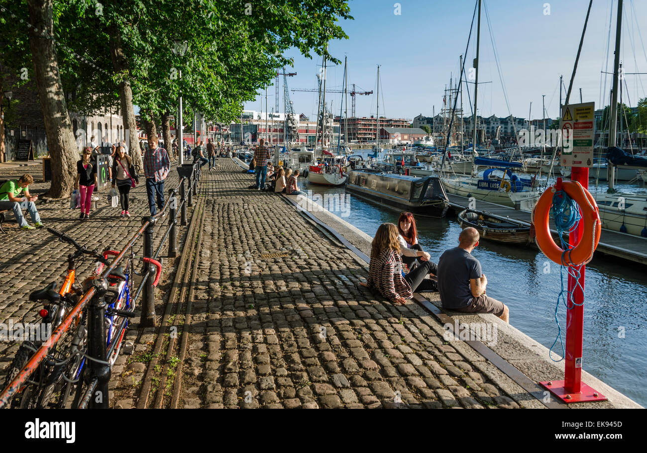 In una sera d'estate persone stanno godendo del Bristol Floating Harbour. Foto Stock